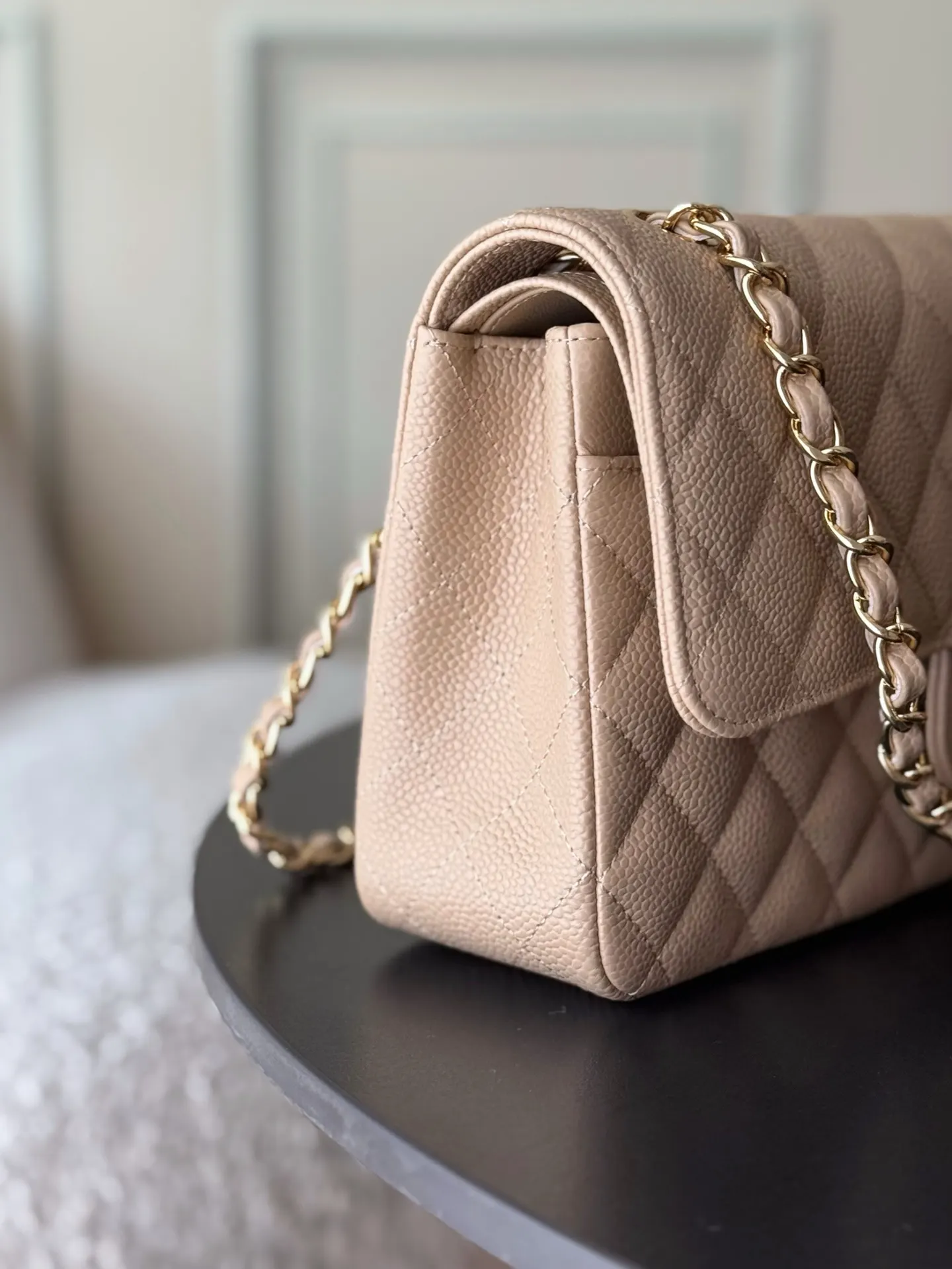Chanel 浅米色鱼子酱牛皮翻盖链条包 金扣