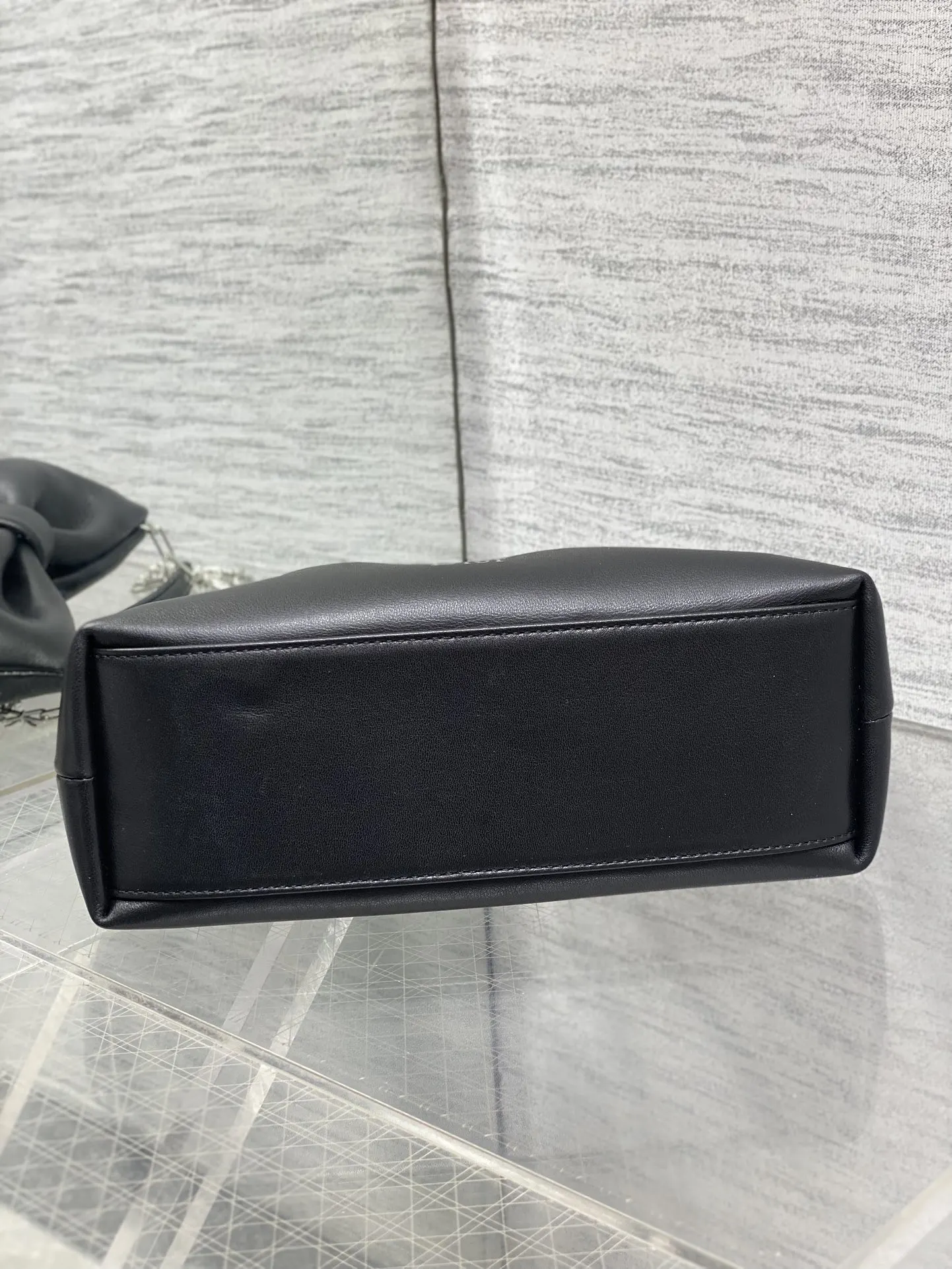 Dior 小牛皮鏈條包 手提斜挎(數字8) Dior 小牛皮鏈條包 手提斜挎(數字8)