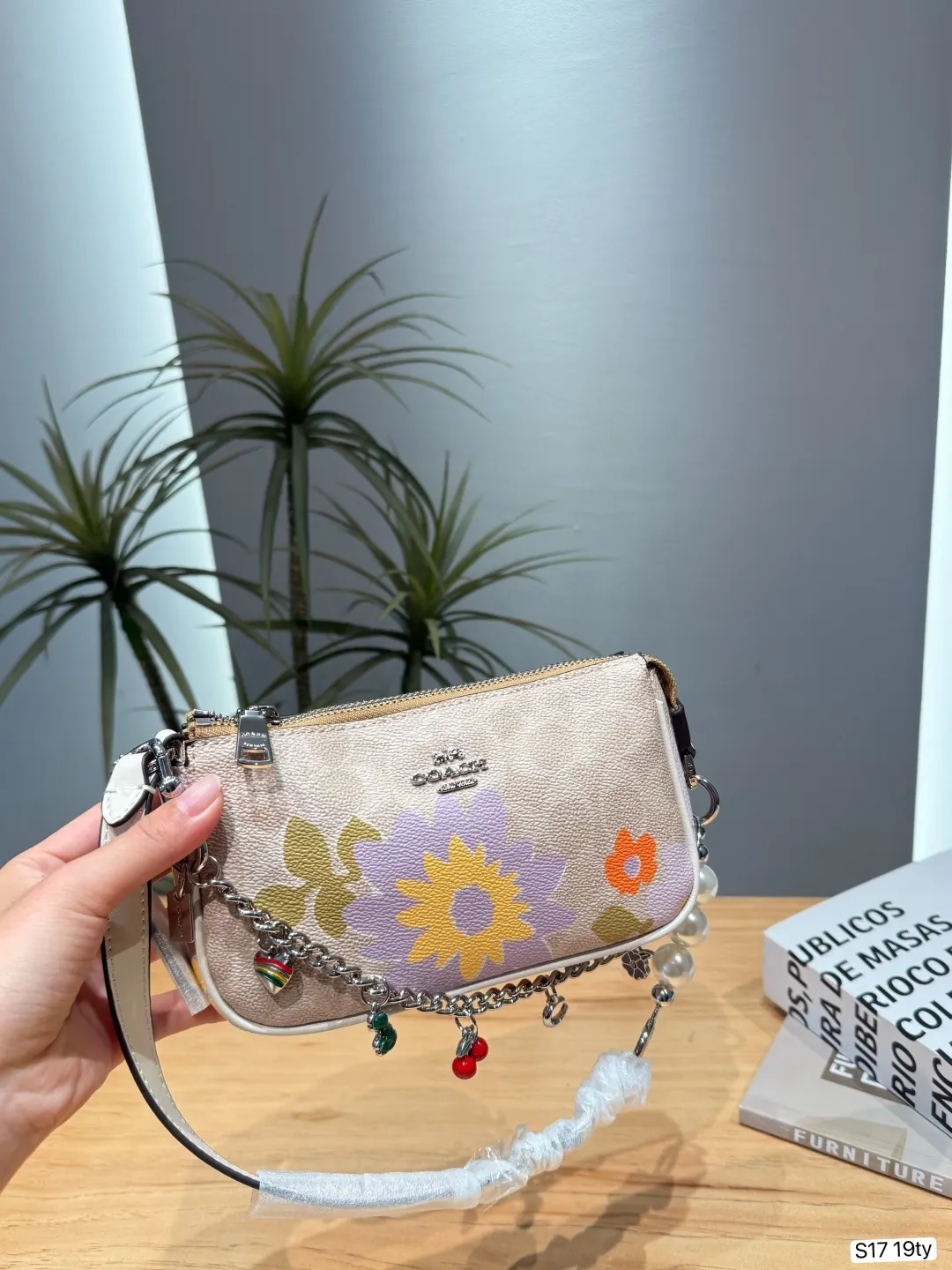 Coach 米色 皮革 麻将花卉图案斜背包​​ 斜背包采用浅米色皮 鏈條包 精致鏈條款