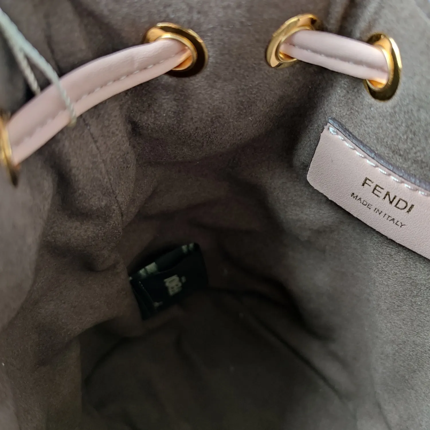 Fendi 粉色 芬迪F 粉色 Mon Treso 水桶包 休閒水桶款(數字9) Fendi 粉色 芬迪F 粉色 Mon Treso 水桶包 休閒水桶款(數字9)
