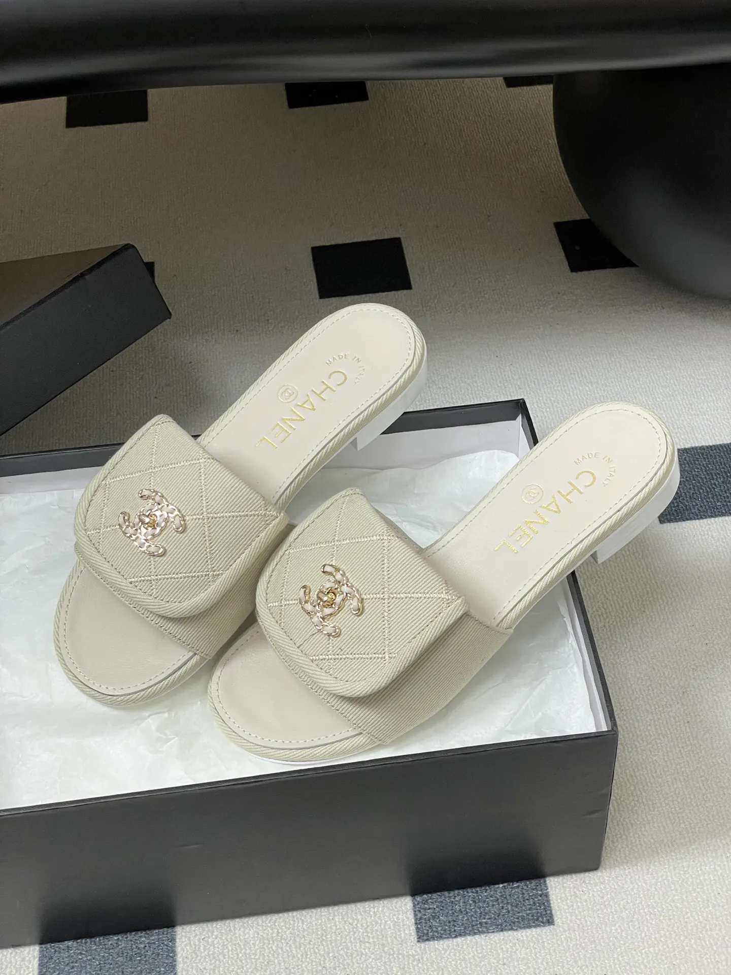 Chanel Cowhide Slippers Image 4 Chanel Cowhide Slippers Image 4