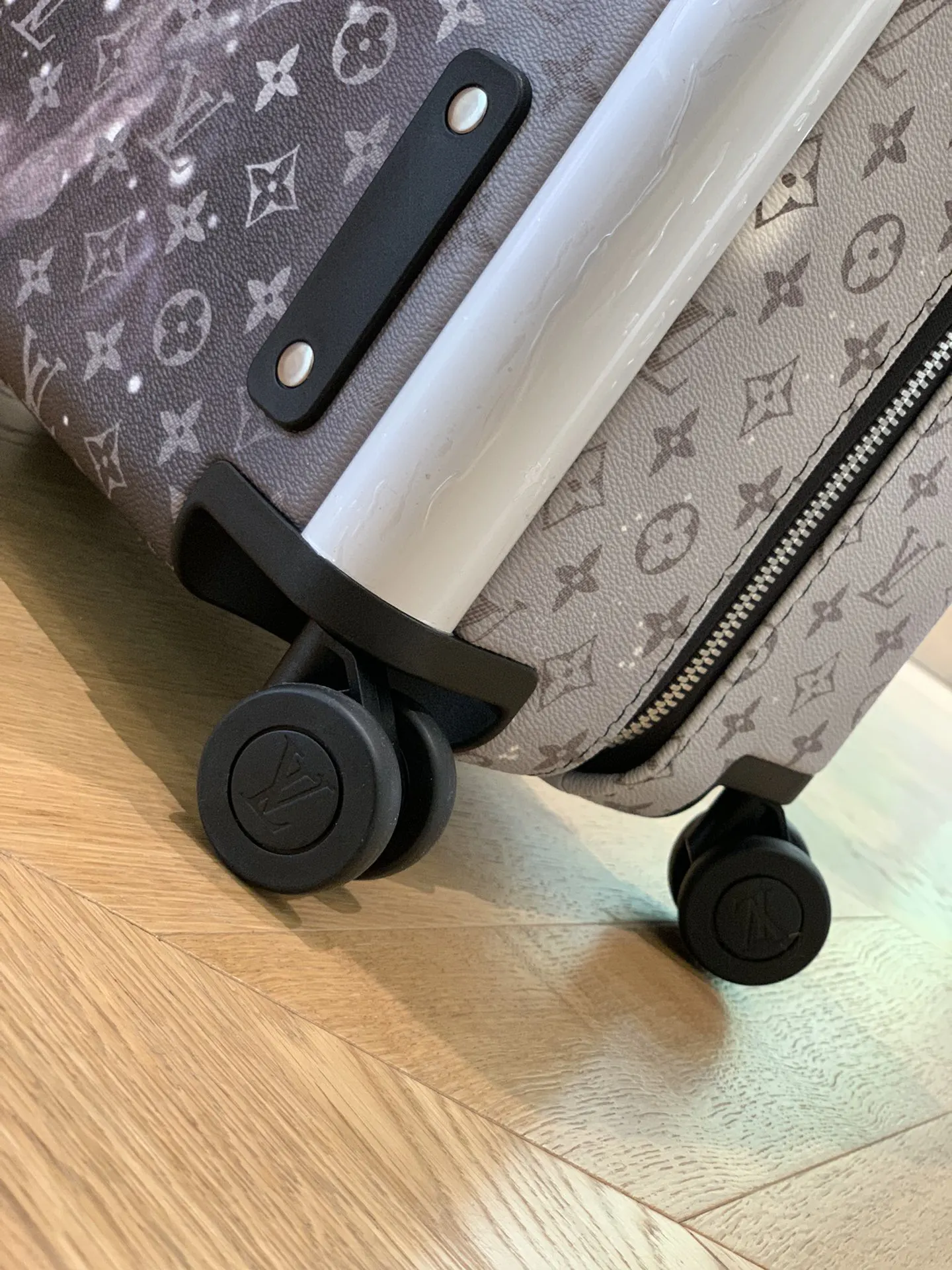 灰色 银色 拉杆真皮包裹 行李箱 旅行拉杆款 轻便出行款