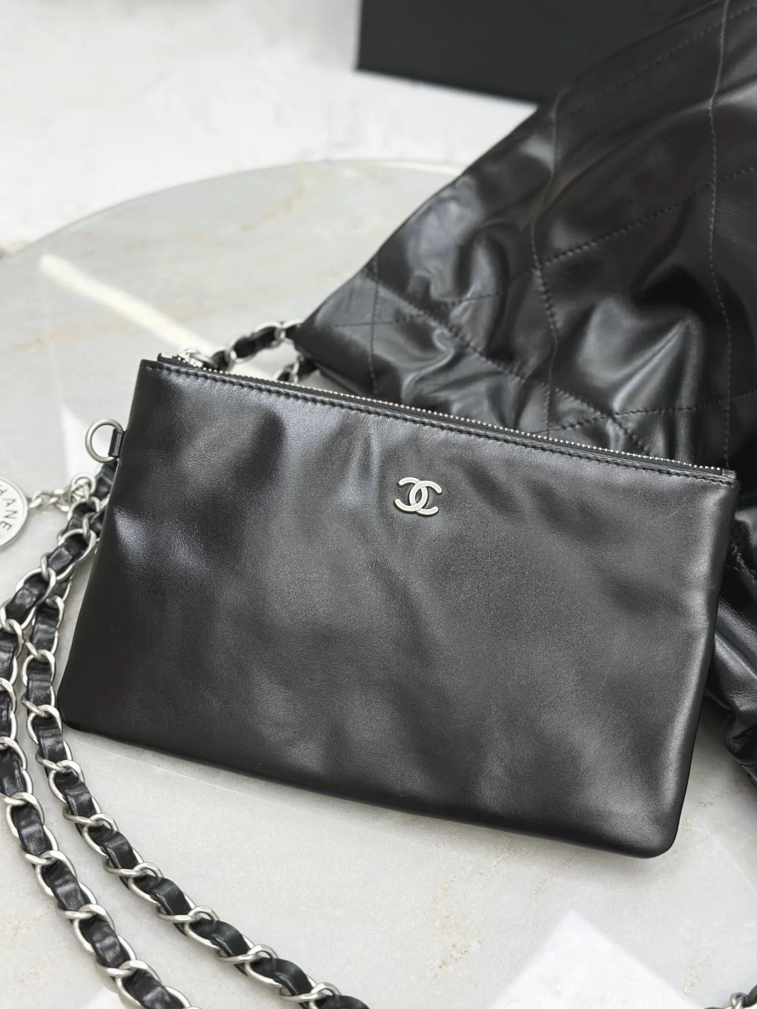 CHANEL 22 Bag 黑色牛皮束口链条包 旅行款