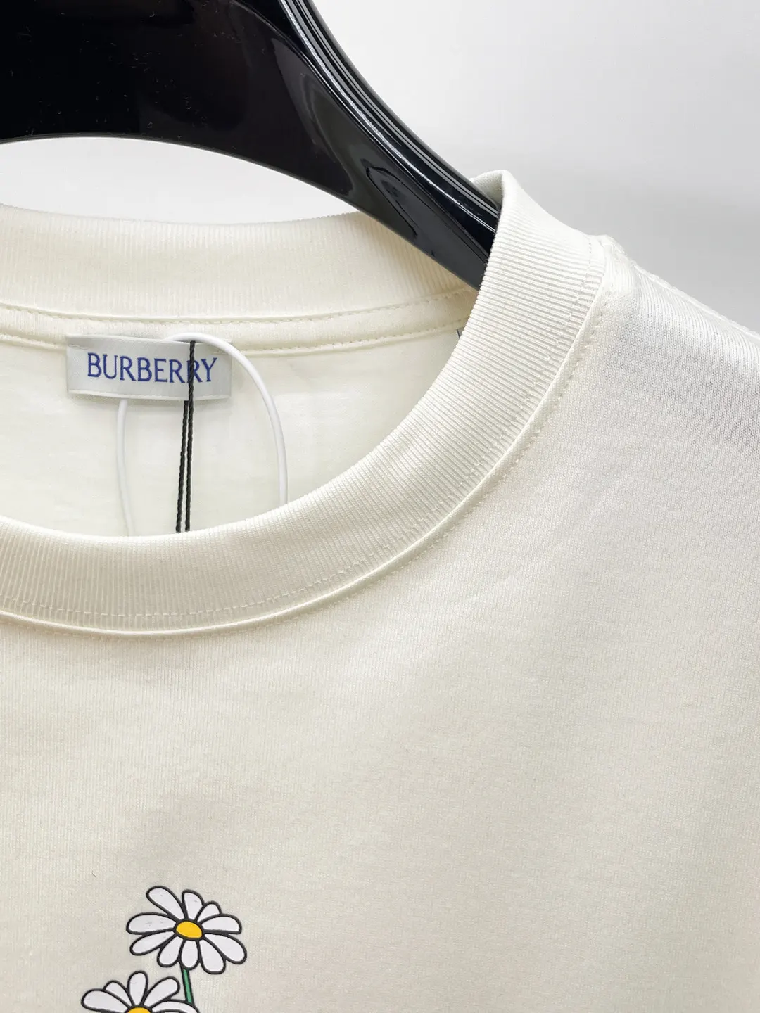 Burberry Print Short Sleeve T-Shirt Casual Versatile Style Image 4 Burberry Print Short Sleeve T-Shirt Casual Versatile Style Image 4