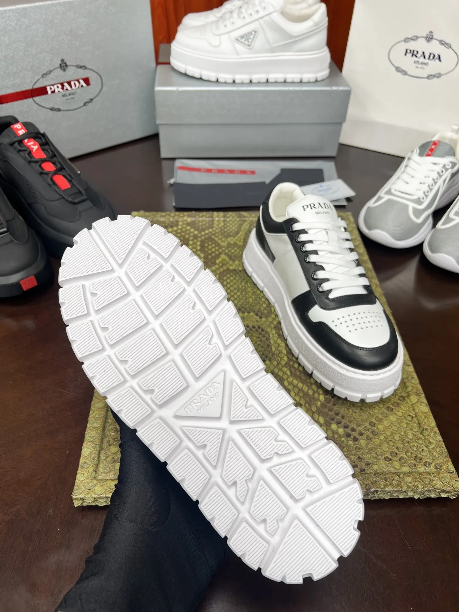 Prada 牛皮 休闲鞋 舒适