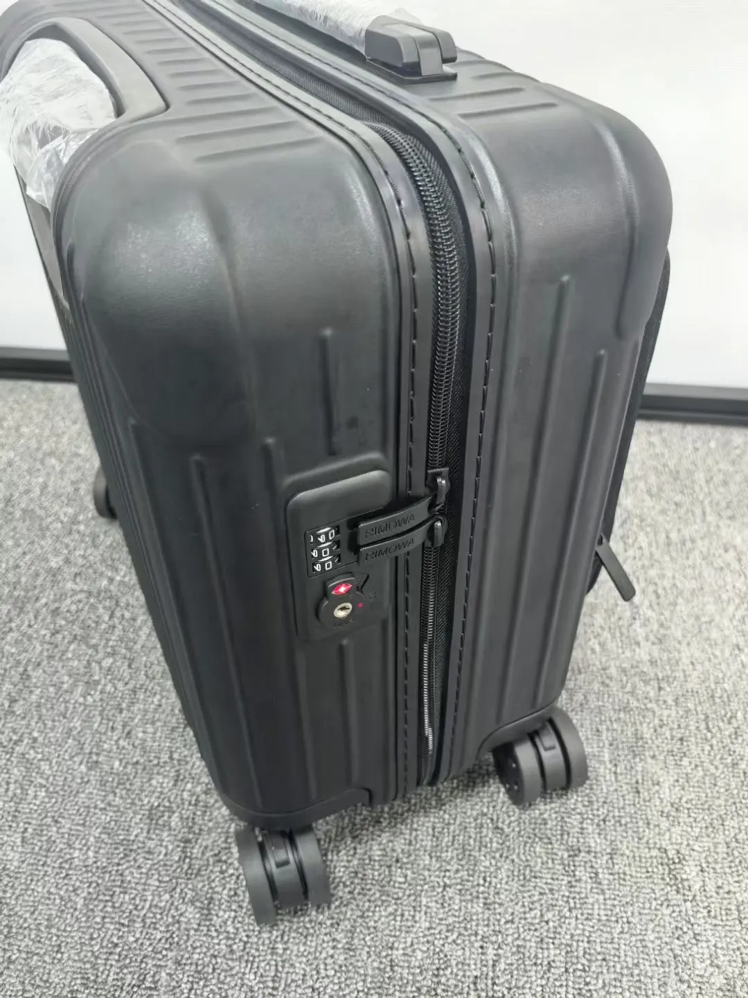 黑色 白色 玫瑰 寸登机箱前置口袋黑色 行李箱 旅行拉杆款 輕便出行款
