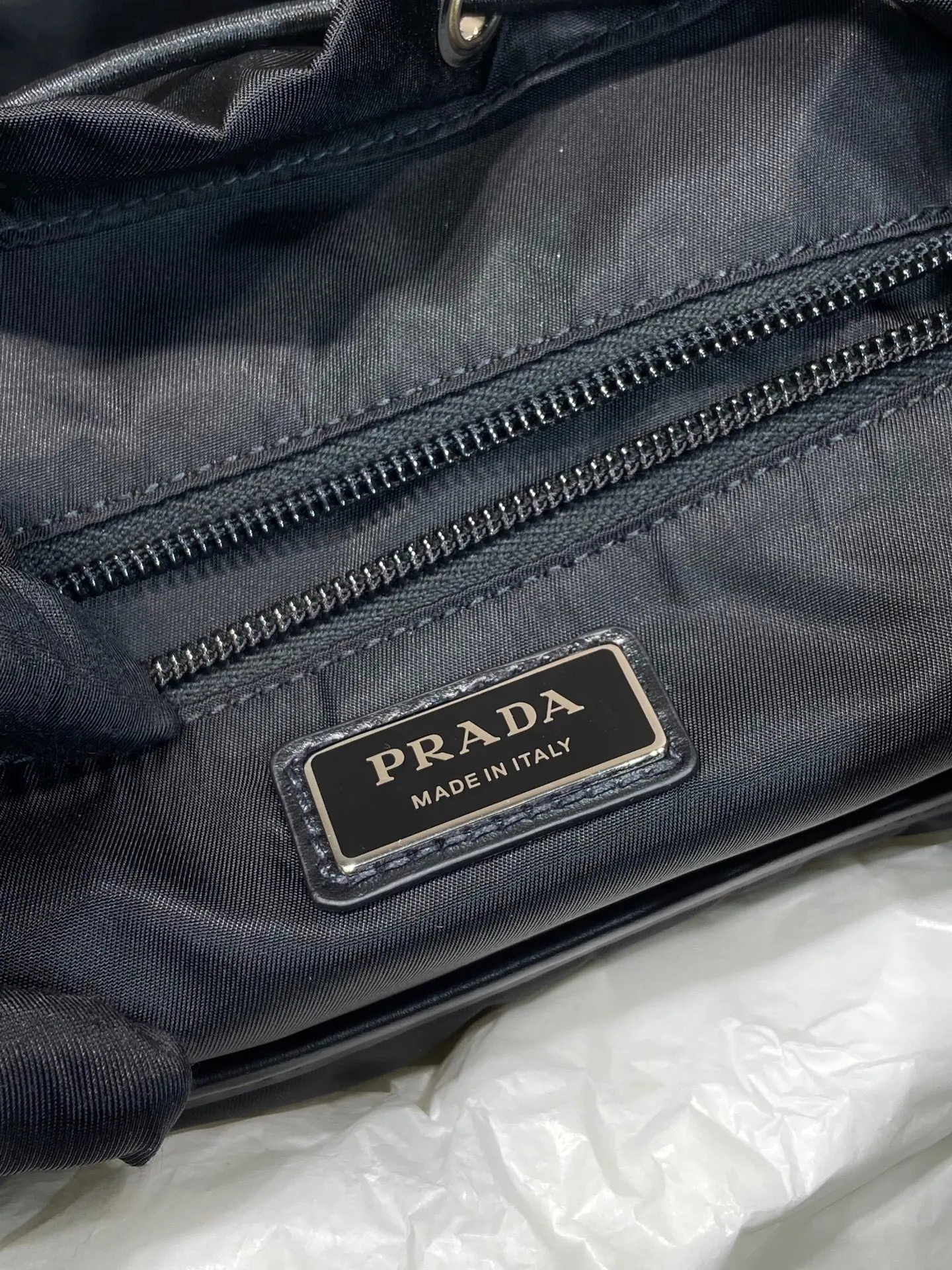 Prada 尼龙 牛皮 双肩背包 轻便实用