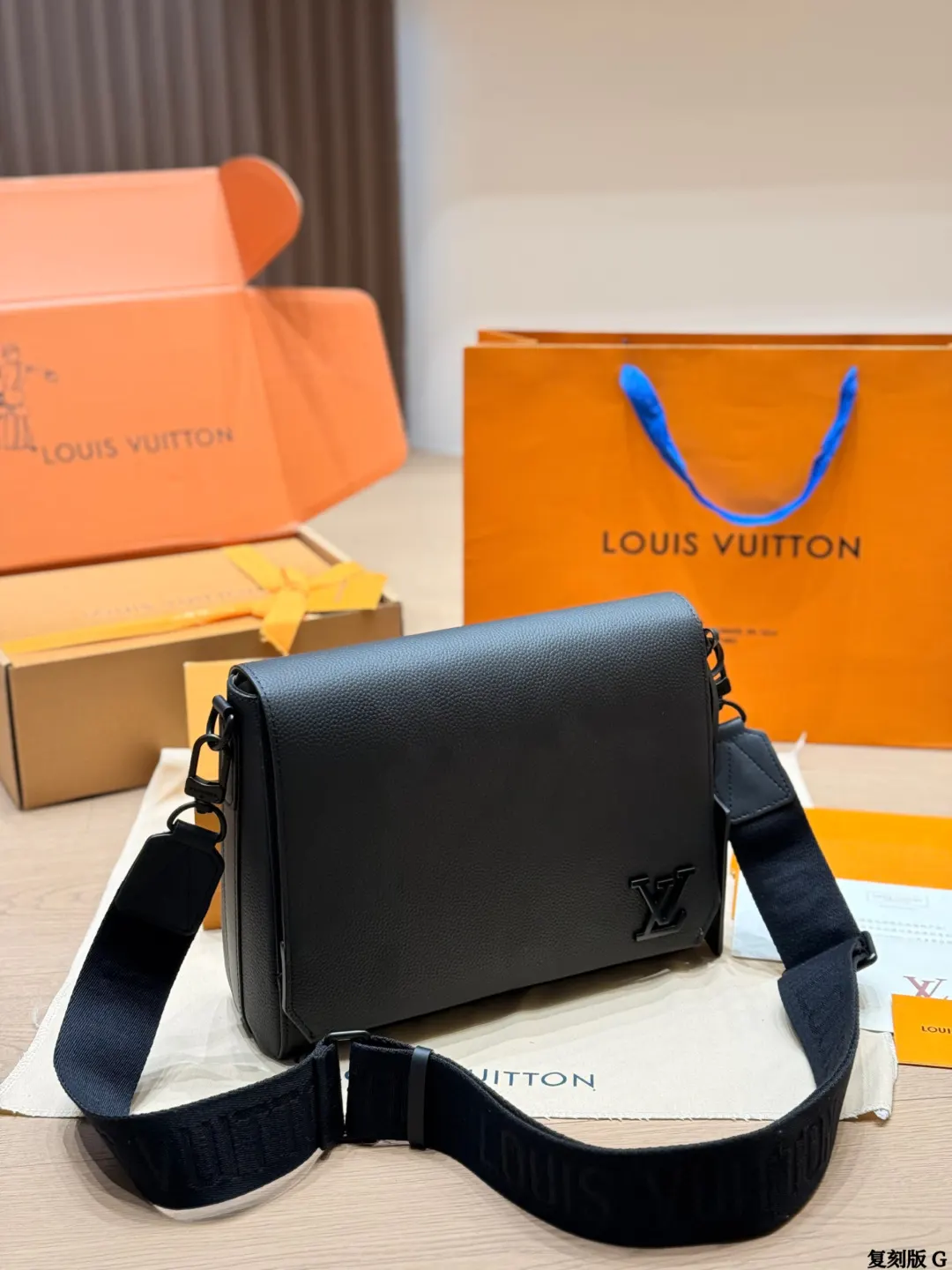 LV 黑色 小牛皮 版 牛皮 黑色牛皮邮差包​​ 黑色牛皮邮差包 斜挎包 轻便斜挎款