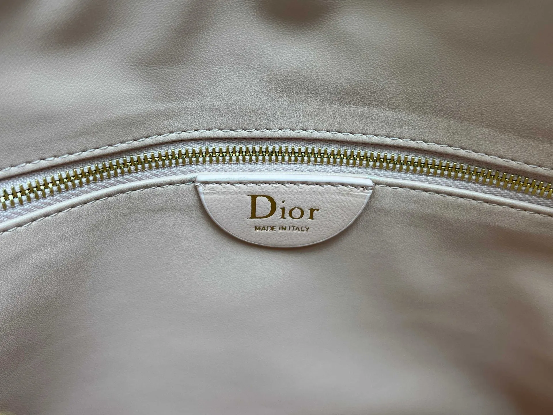 Dior 突显饰以蓬蓬超大藤格纹的新材质 为经典图案注入立体风 链条包 精致链条款