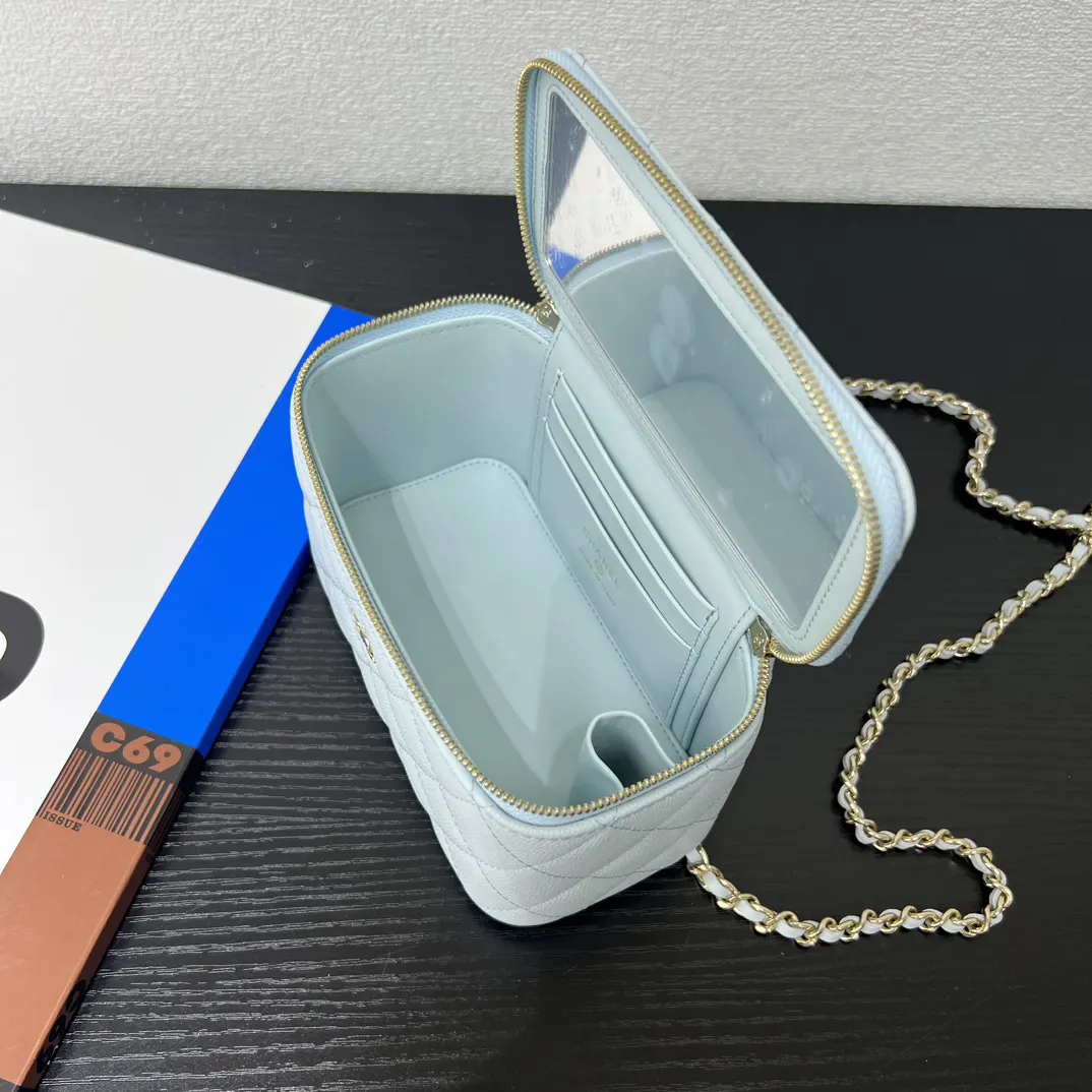 Chanel 浅蓝色牛皮翻盖链条包 金链