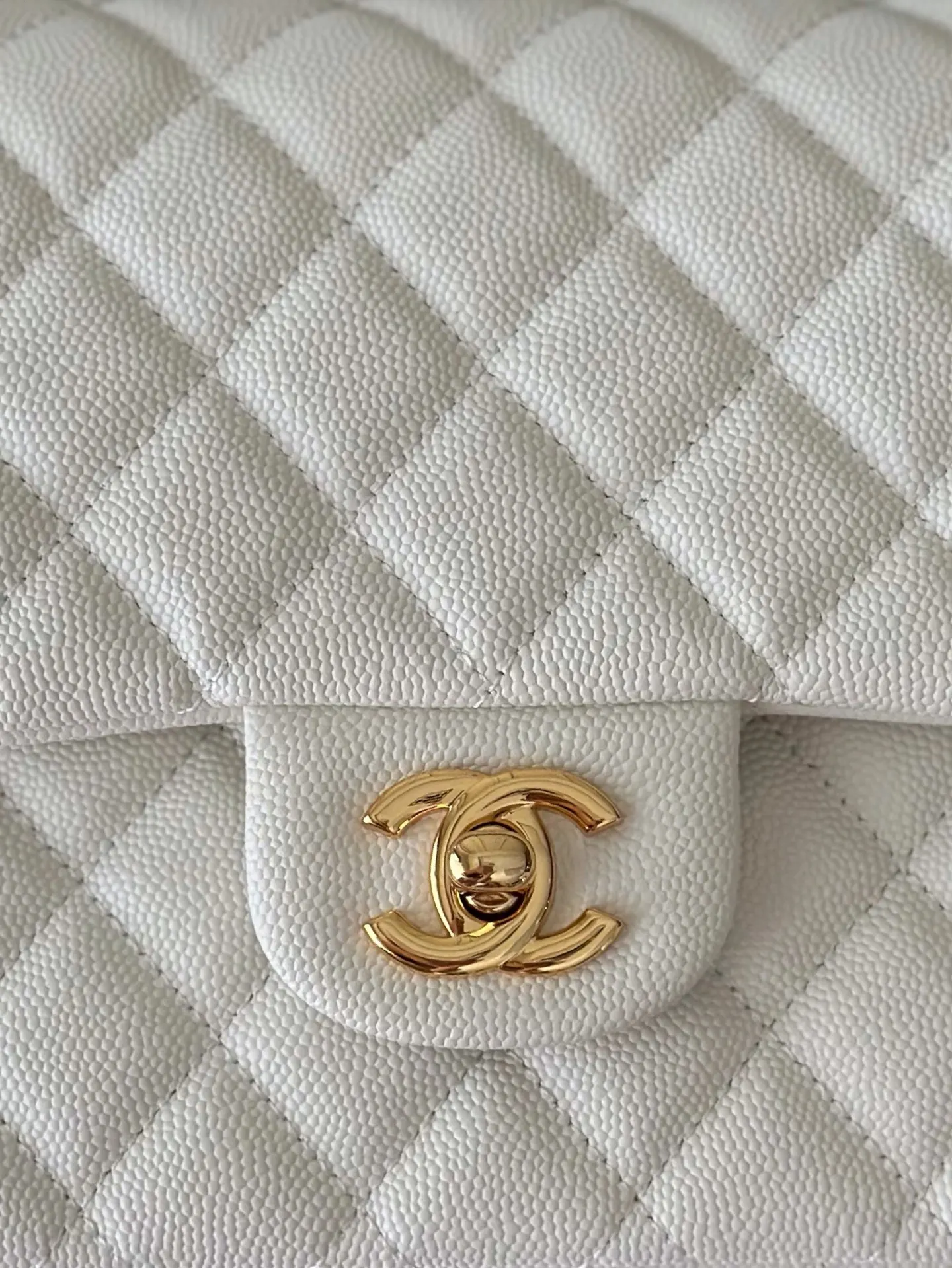 CHANEL 白色鱼子酱牛皮翻盖链条包 金扣款 经典款