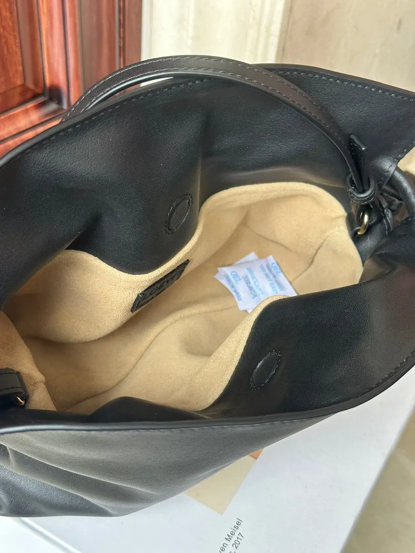 Loewe 黑色 小牛皮 手拿包 精致手拿款(數字9) Loewe 黑色 小牛皮 手拿包 精致手拿款(數字9)
