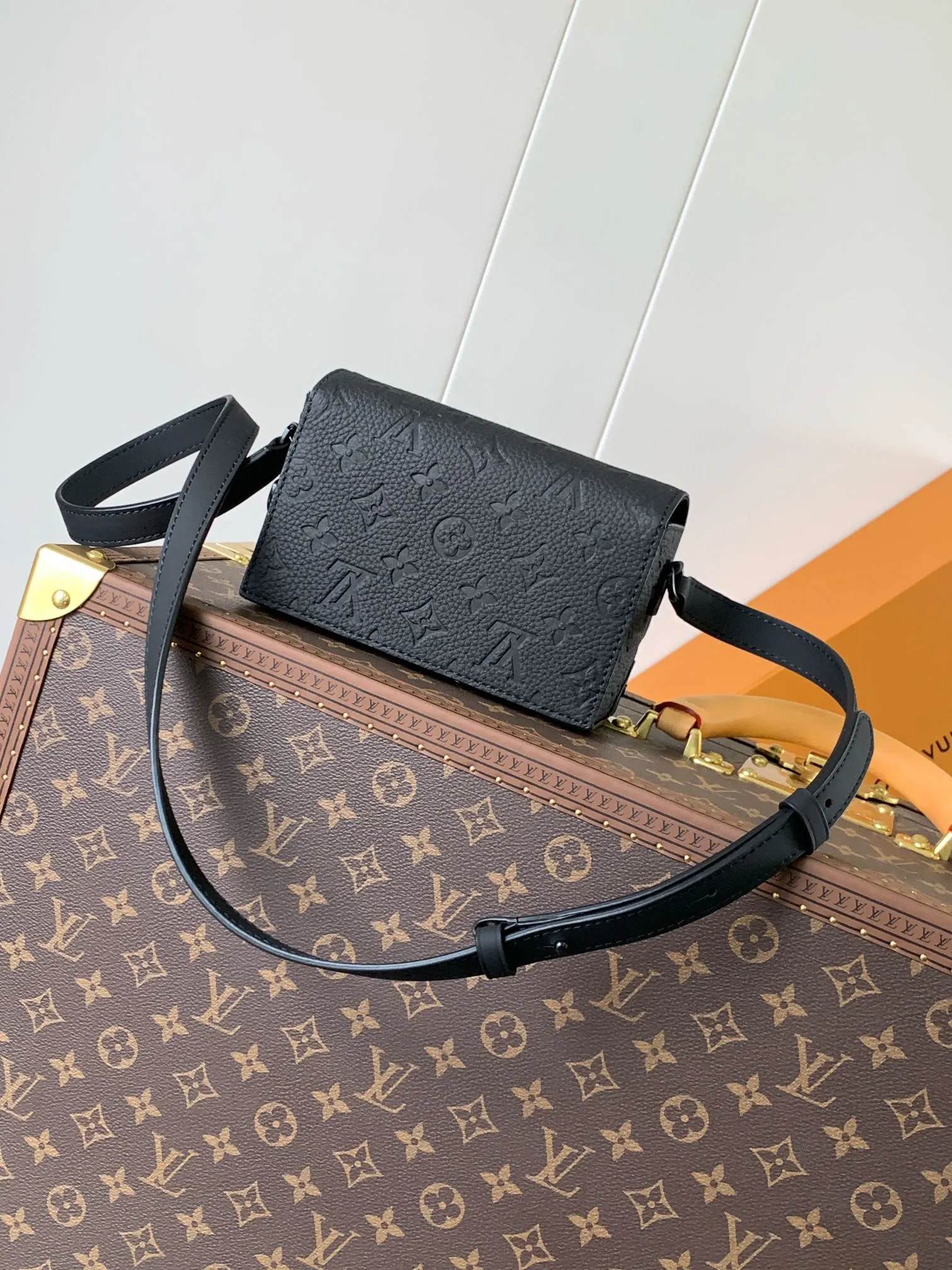 牛皮 拉链内袋稳妥收纳随行物品 可调节肩带实现舒适肩背 链条包 精致链条款