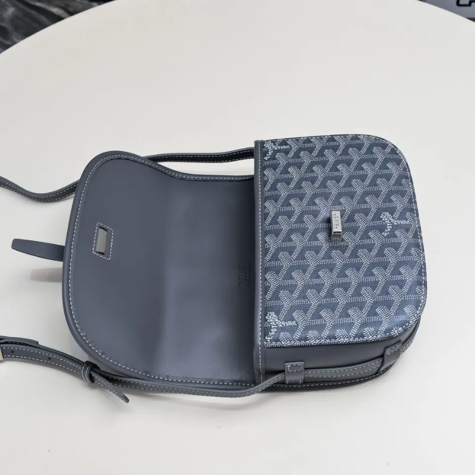 Goyard 灰色 皮质镶边以线条的方式凸显出包身轮廓 翻盖的皮质内衬亦 收纳包 旅行收纳款