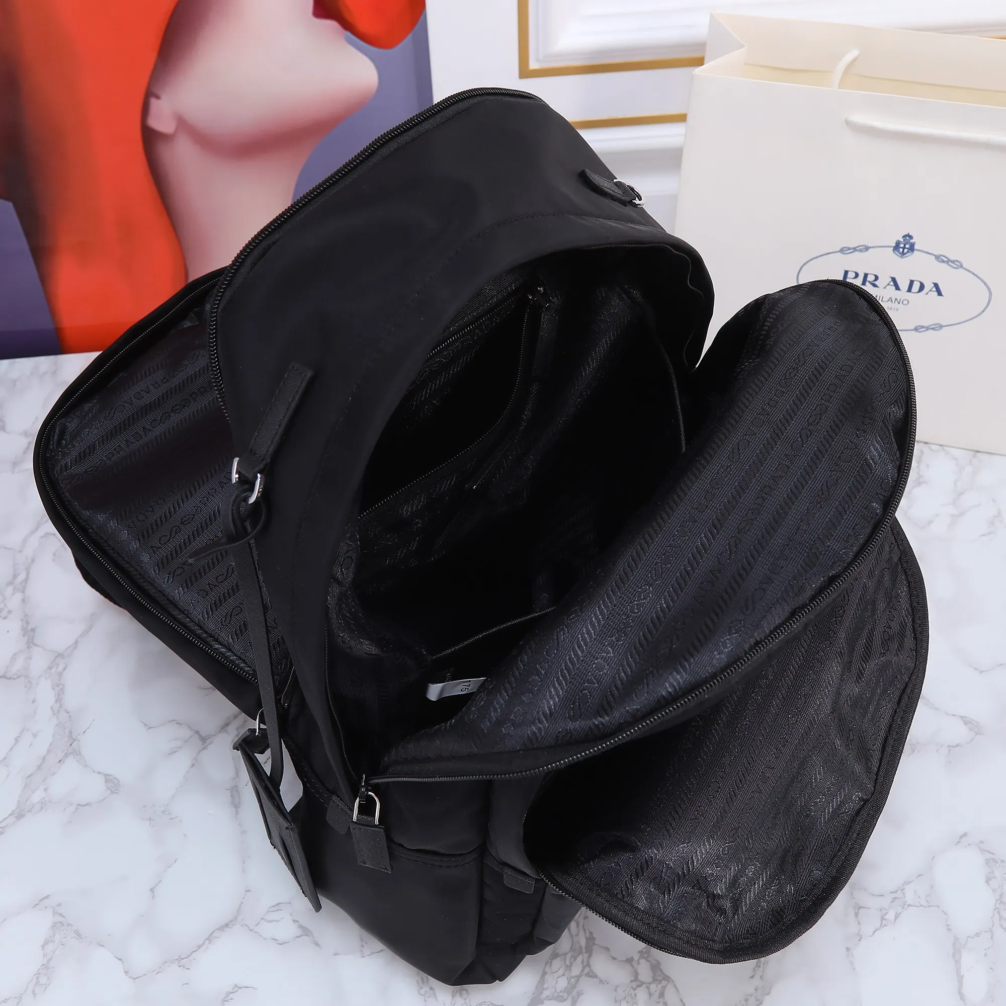 PRADA 黑色 Re-Nylon尼龙 Saffiano十字纹牛皮 双肩背包 轻便实用款
