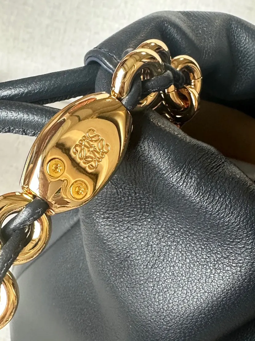 Loewe 羊皮 手袋为新 特别系列作品 鏈條包 精致鏈條款