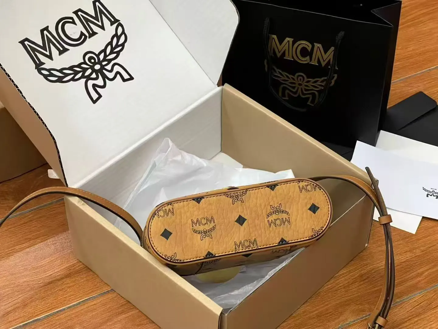 老花 皮革 干邑色低调耐看 秋冬搭 氛围感直接拉满 斜背包 輕便斜挎款