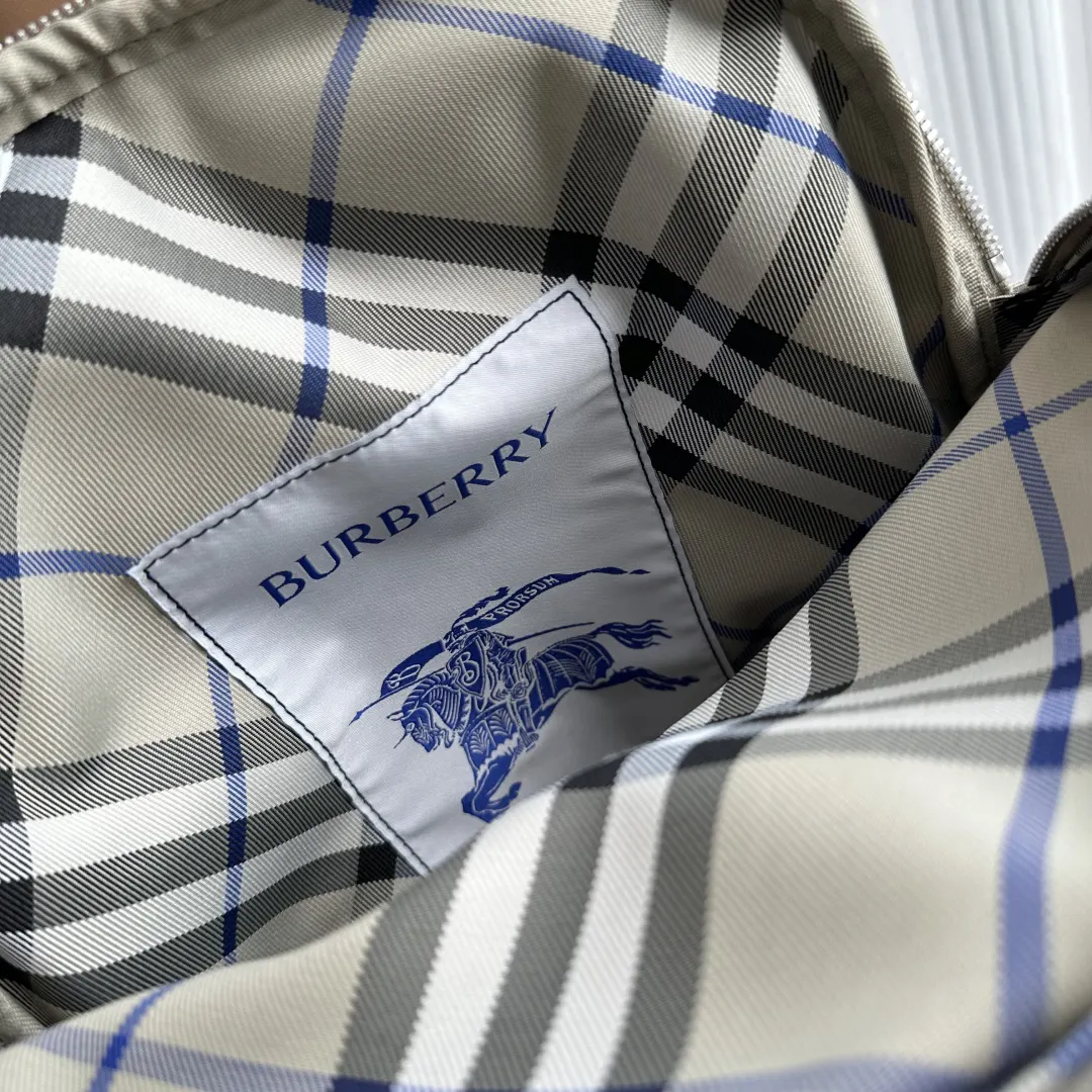 Burberry 来自 經典之作系列 以鲜明品牌风格诠释衣橱必备款式 雙肩包 实用雙肩款