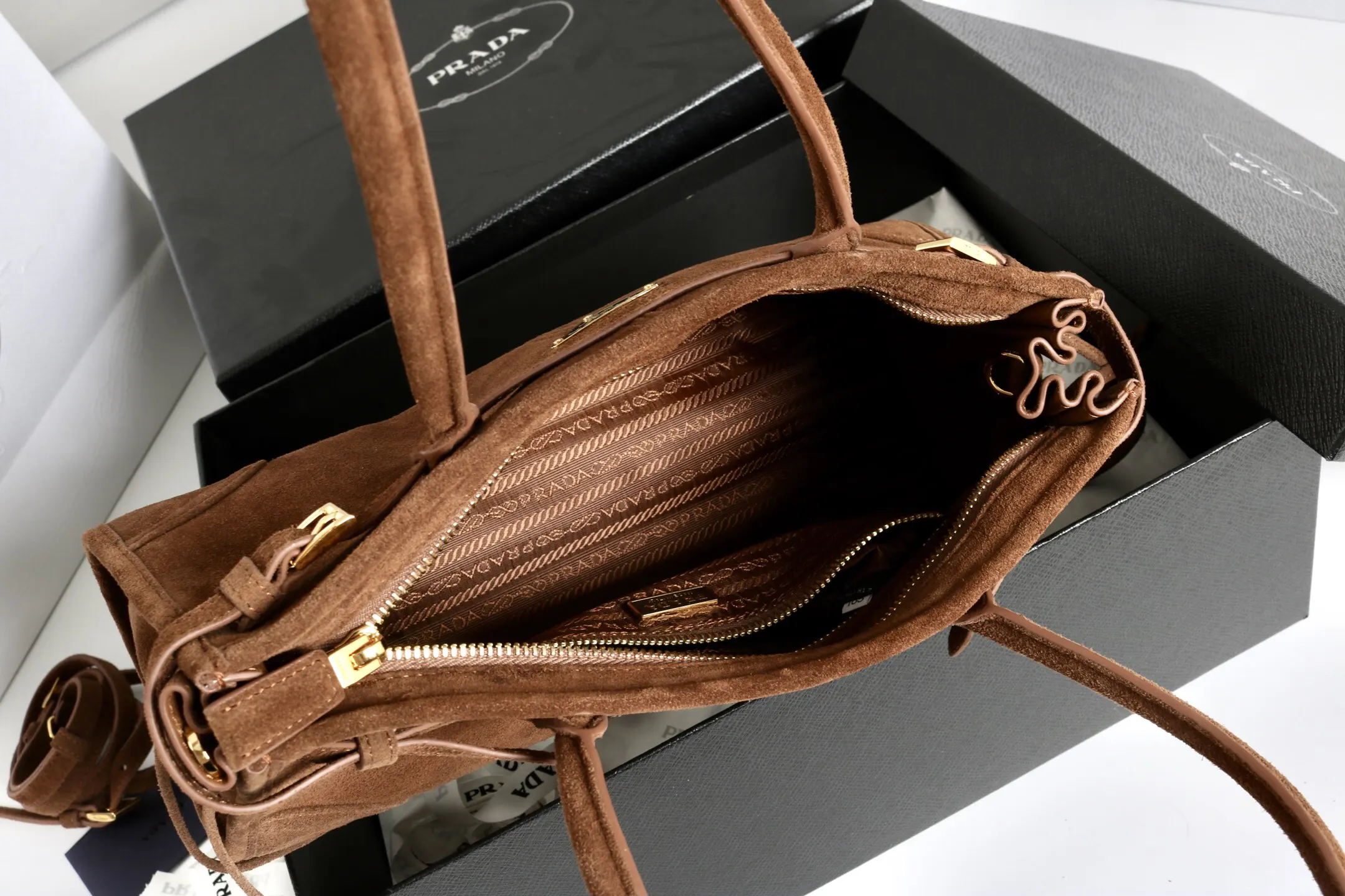 Prada 漆皮 斜挎包