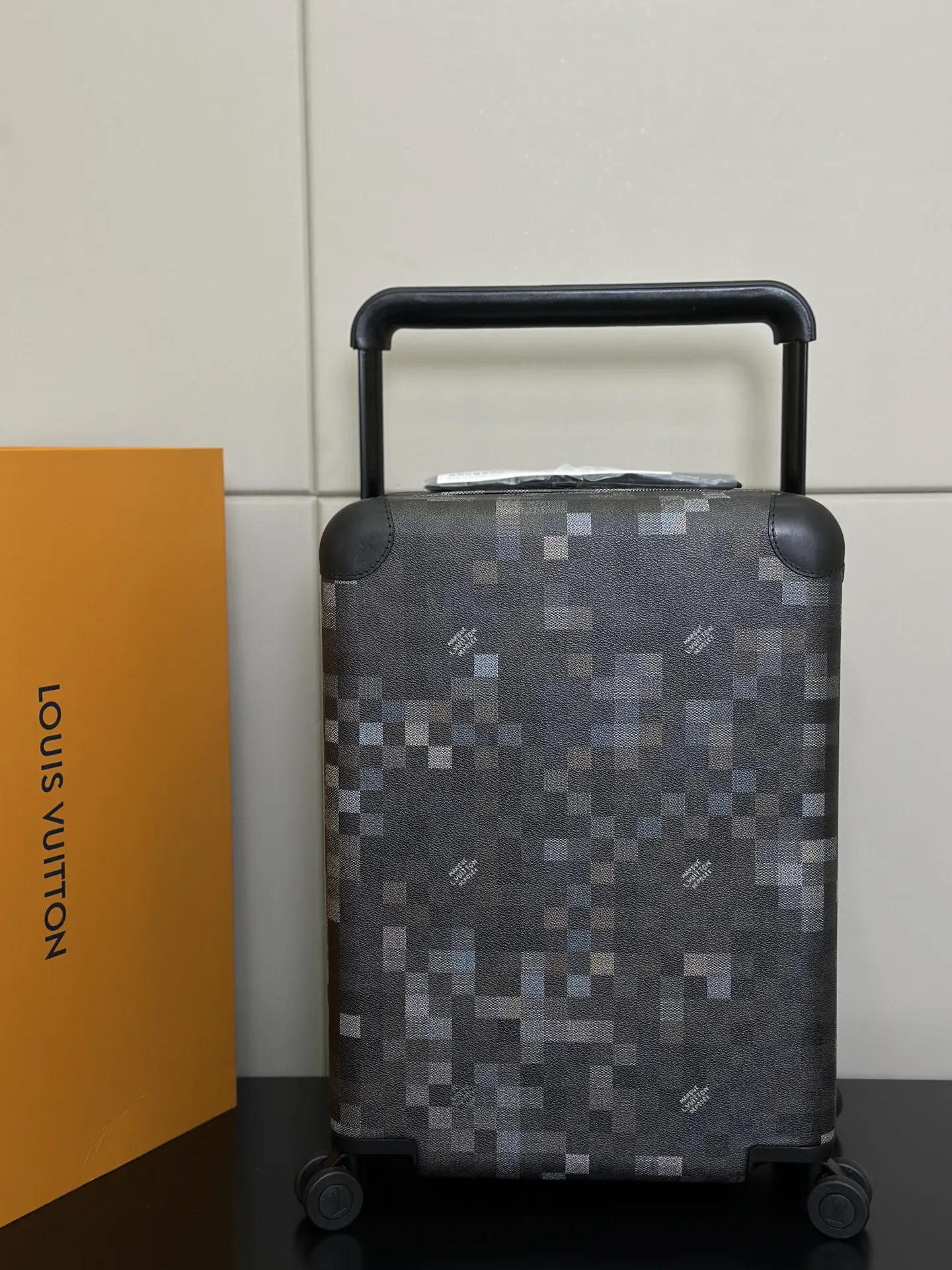 LV Horizon Black and Gray Rolling Luggage Image 8 LV Horizon Black and Gray Rolling Luggage Image 8