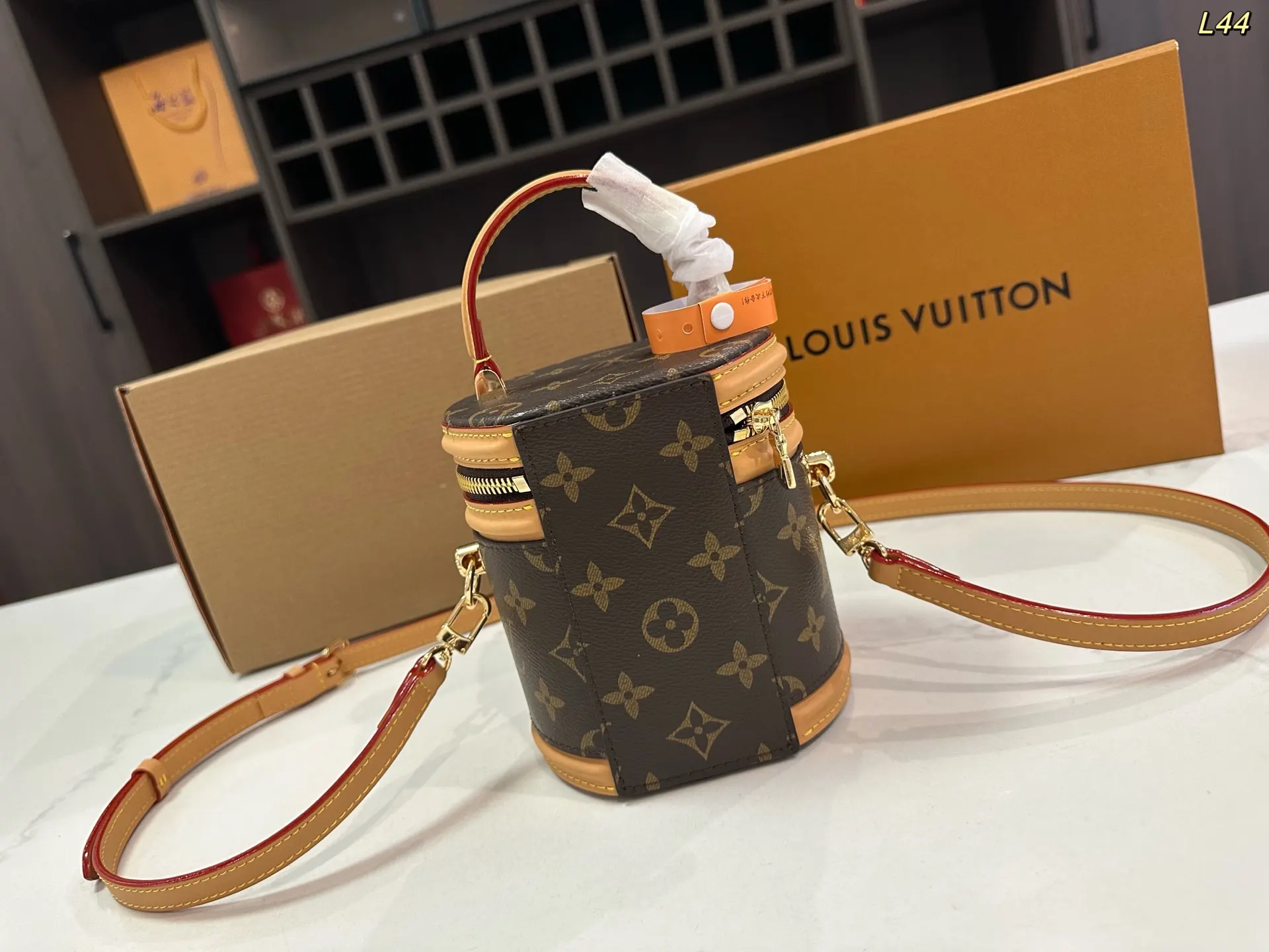 LV 钢五金 水桶包 休闲水桶款