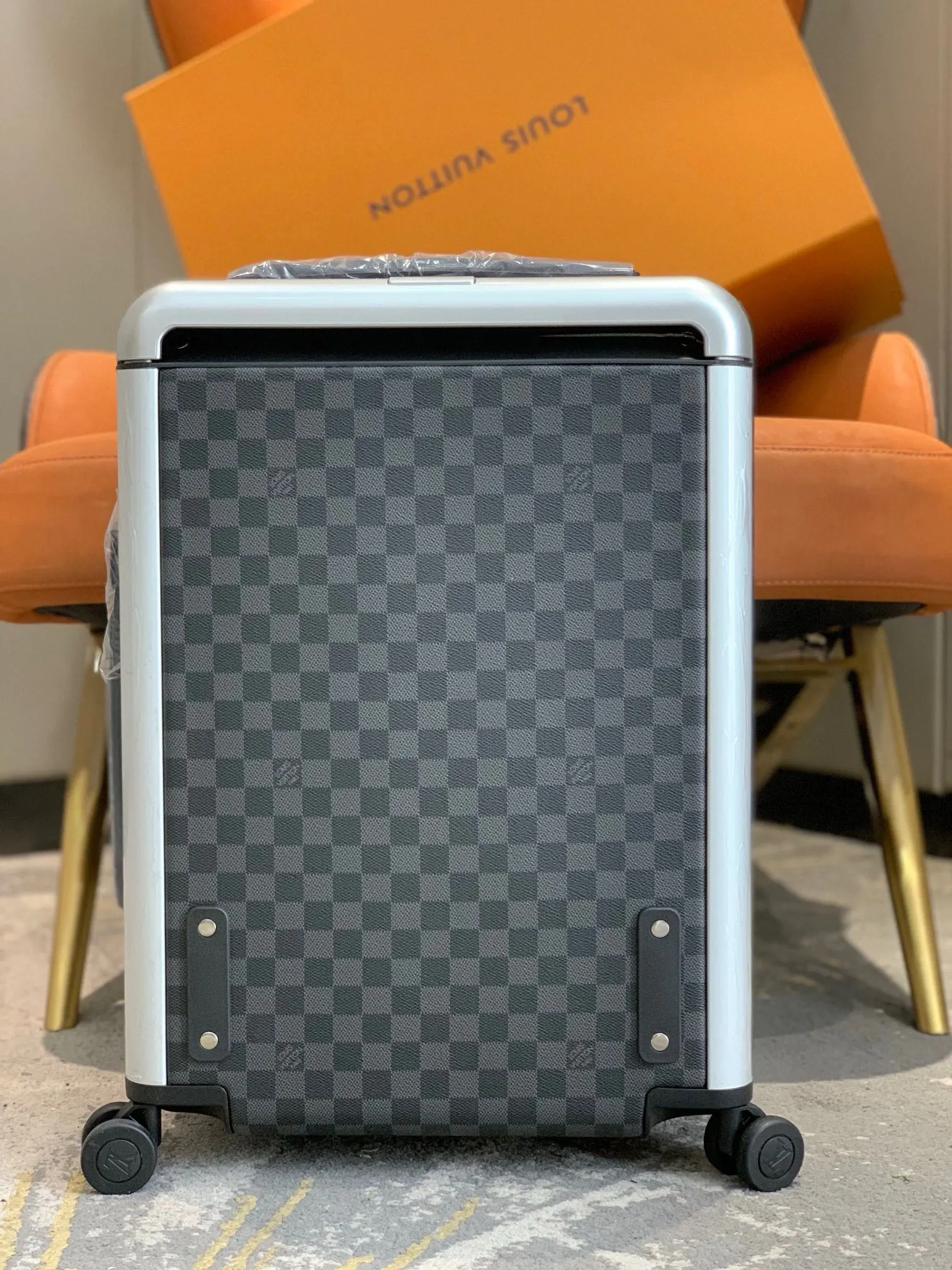 LV 銀色 真皮行李箱拉杆箱登机箱拉箱 拉杆真皮包裹 旅行拉杆款 輕便出行款