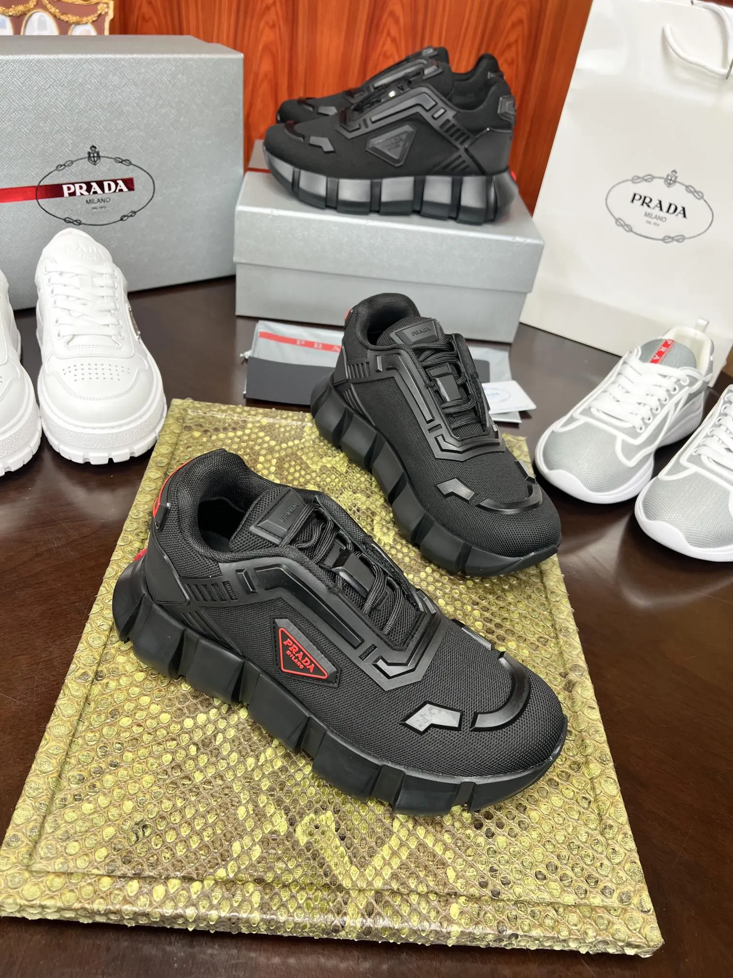 Prada 牛皮 休闲鞋 舒适