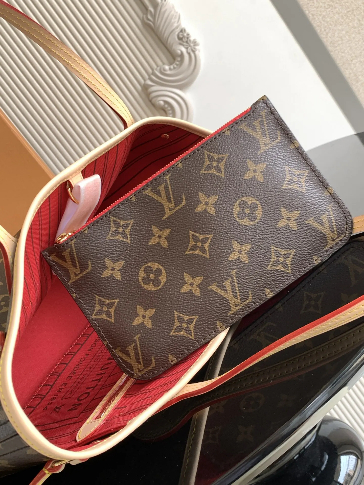 牛皮 两侧饰带无论束紧或舒展 均可展现别样风采 托特包 大容量托特款
