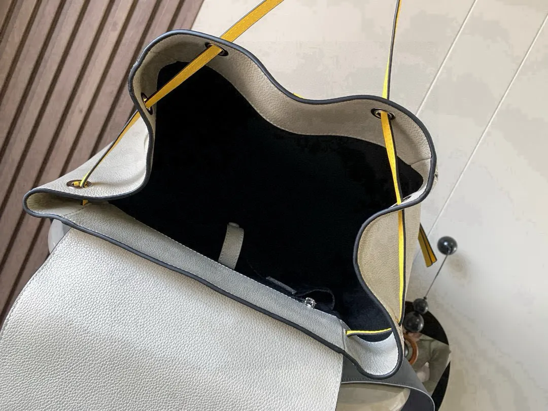 Loewe Puzzle 米白 小牛皮 双肩包 实用双肩款