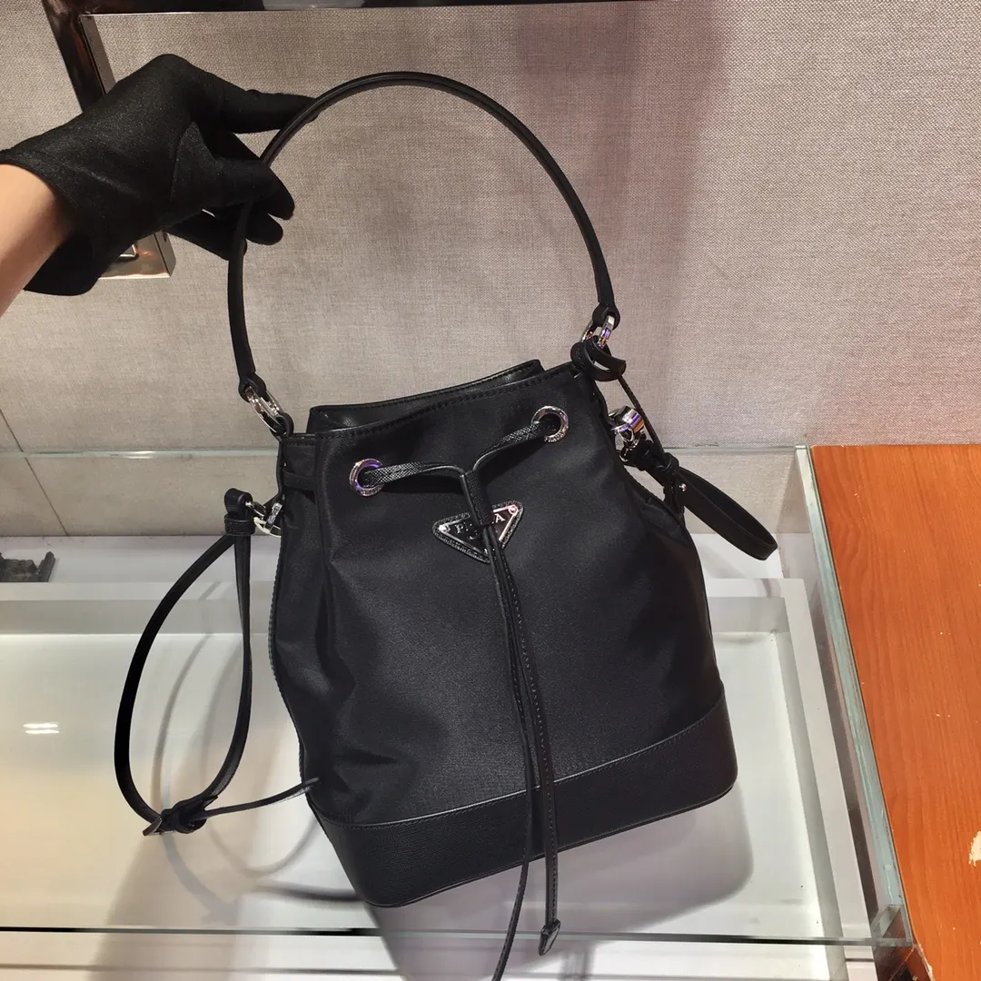 Prada Re-Nylon 1BE055 尼龙 Saffiano十字纹牛皮 水桶包