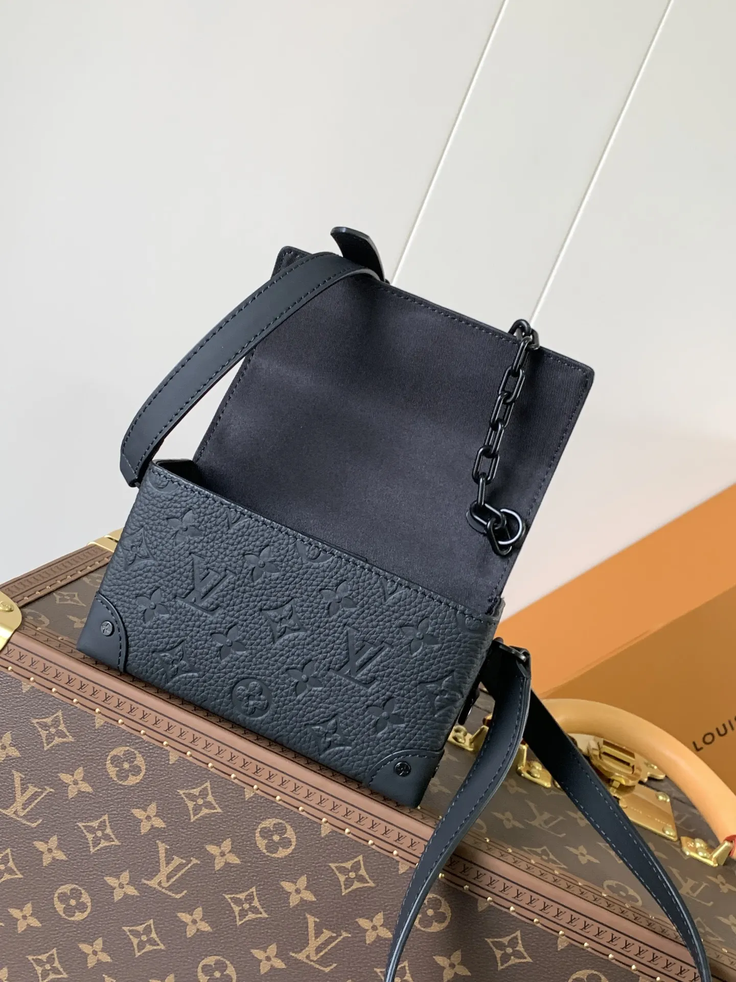 牛皮 拉链内袋稳妥收纳随行物品 可调节肩带实现舒适肩背 链条包 精致链条款