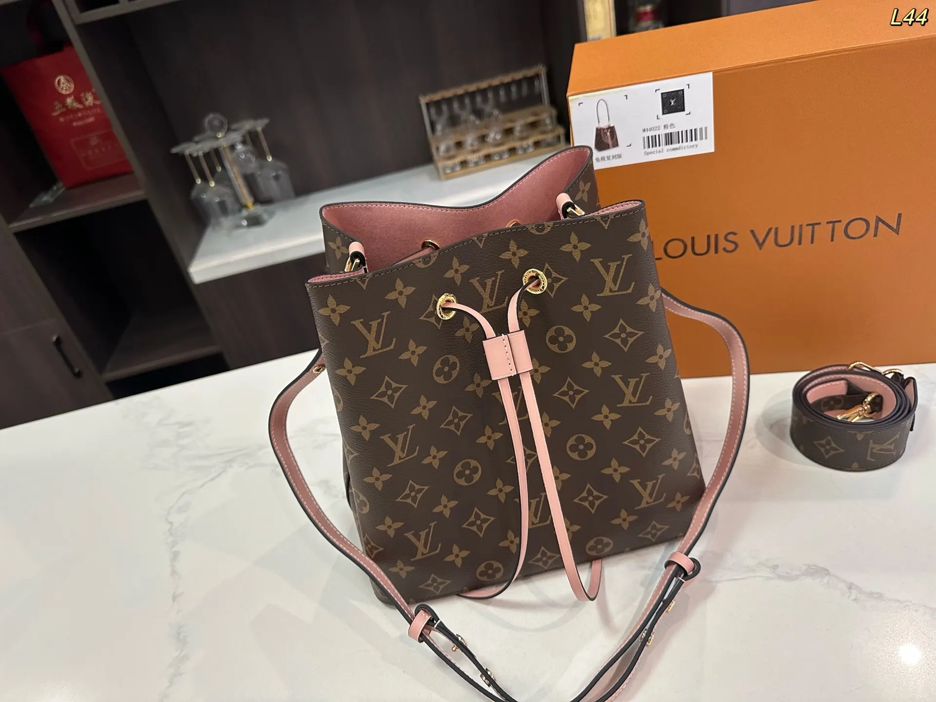LV 小牛皮 钢五金 水桶包 休闲水桶款