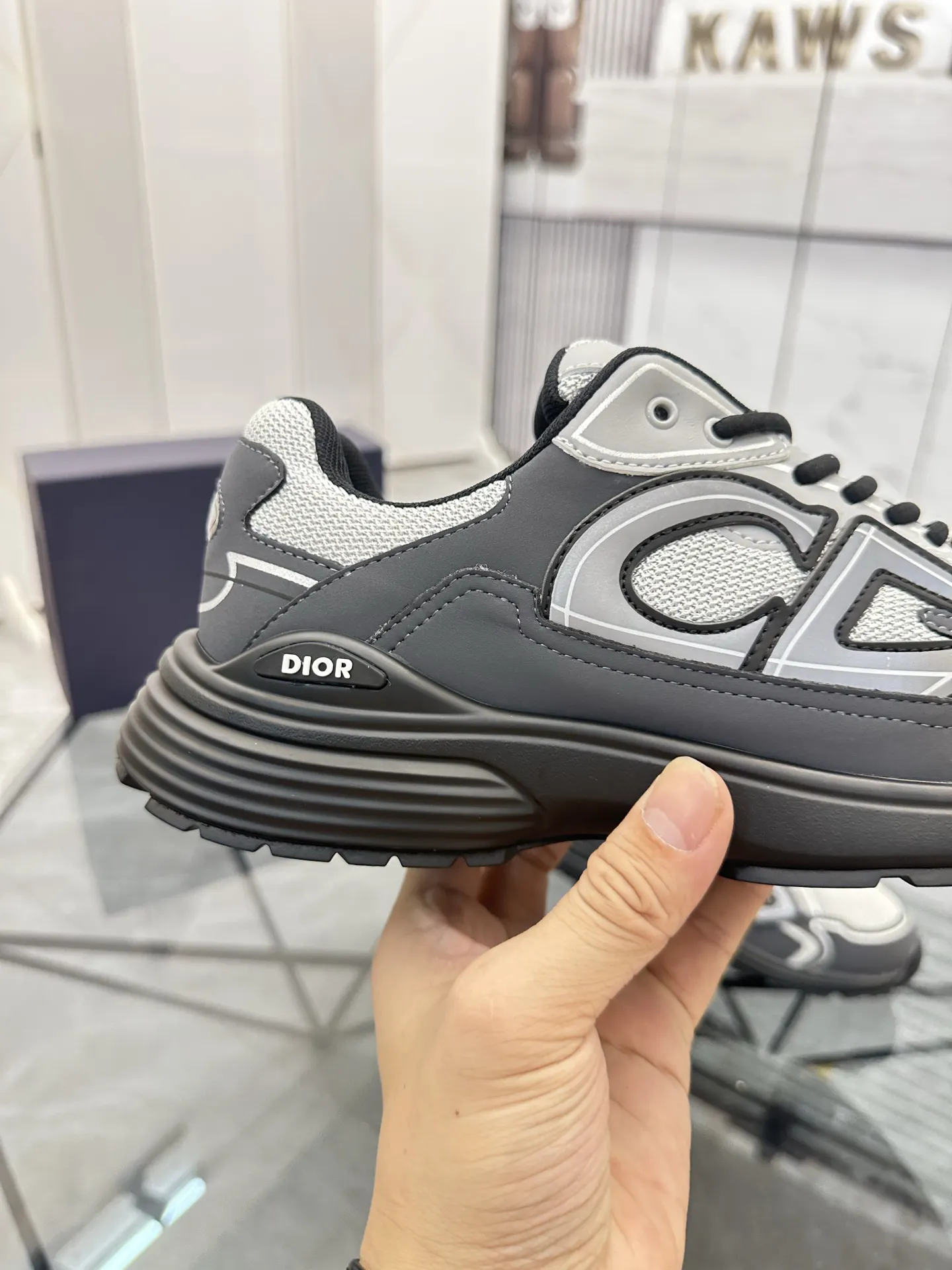 Dior 白色牛皮运动鞋 鞋头细节