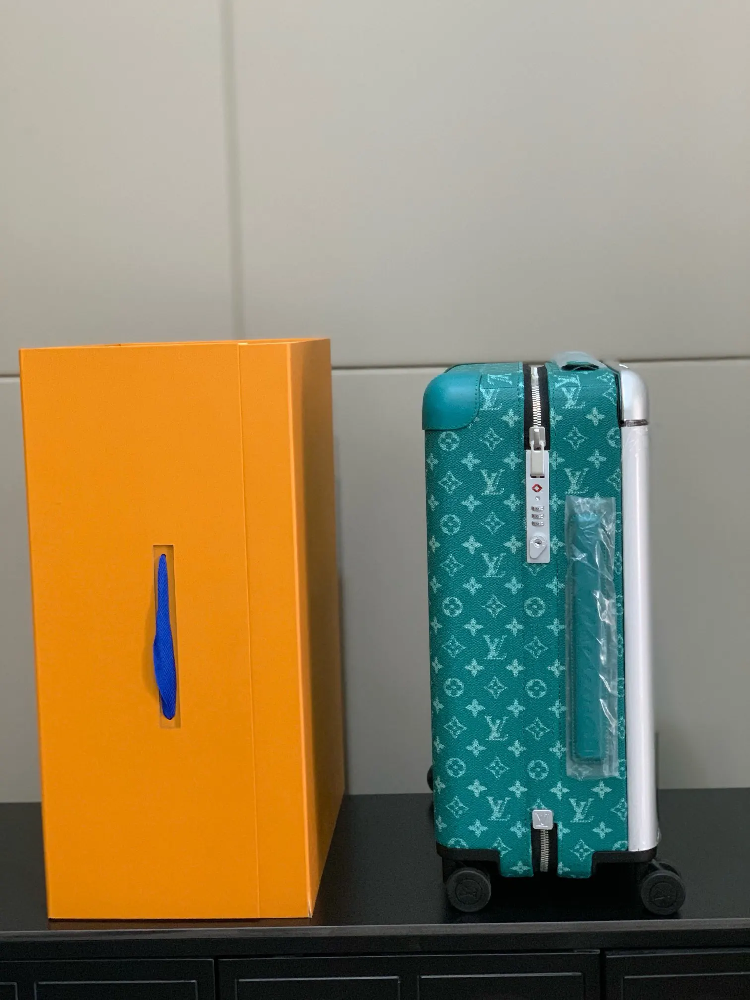 灰色 银色 拉杆真皮包裹 行李箱 旅行拉杆款 轻便出行款