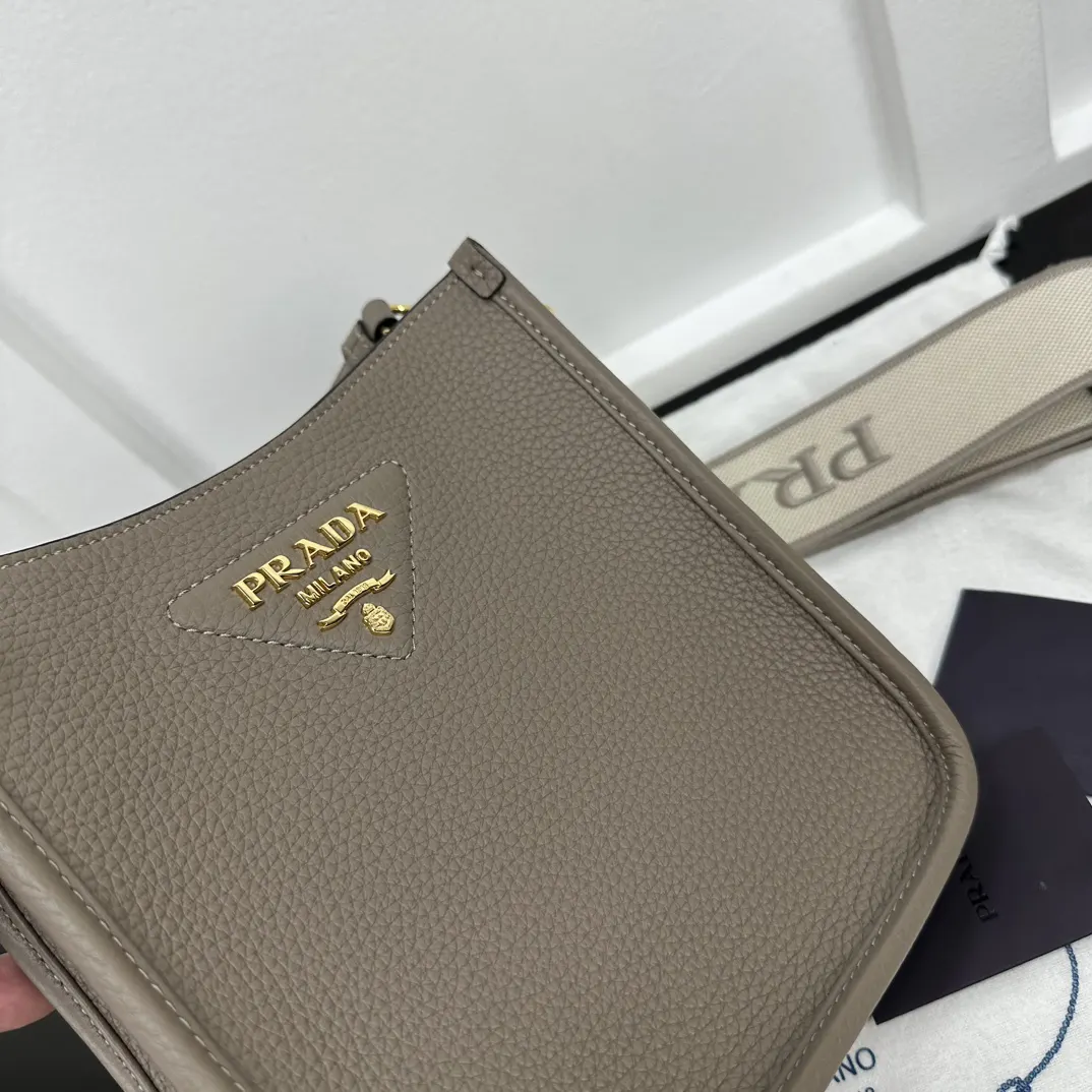 Prada 雙肩背包 輕便实用