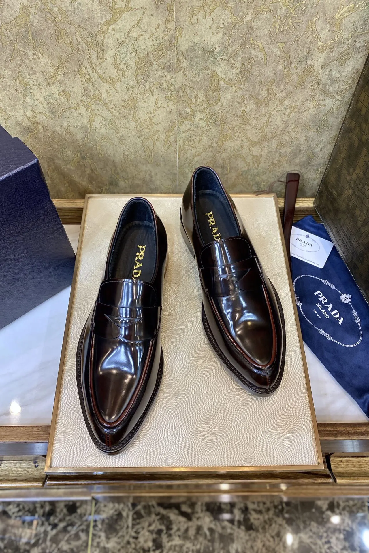 Prada 牛皮 休闲鞋 舒适