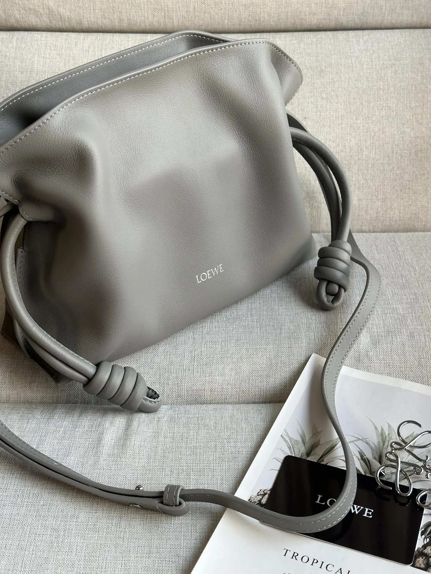 Loewe 灰色 小牛皮 手拿包 精致手拿款