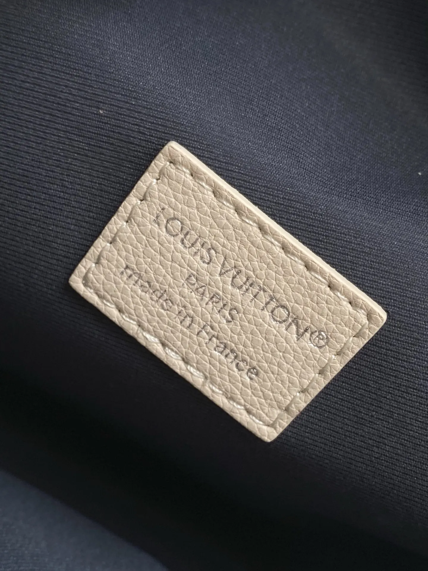 LV 牛皮 束带拥有细腻织纹和撞色标识 方便系在腰部 肩背或斜挎 腰包 休閒腰包款