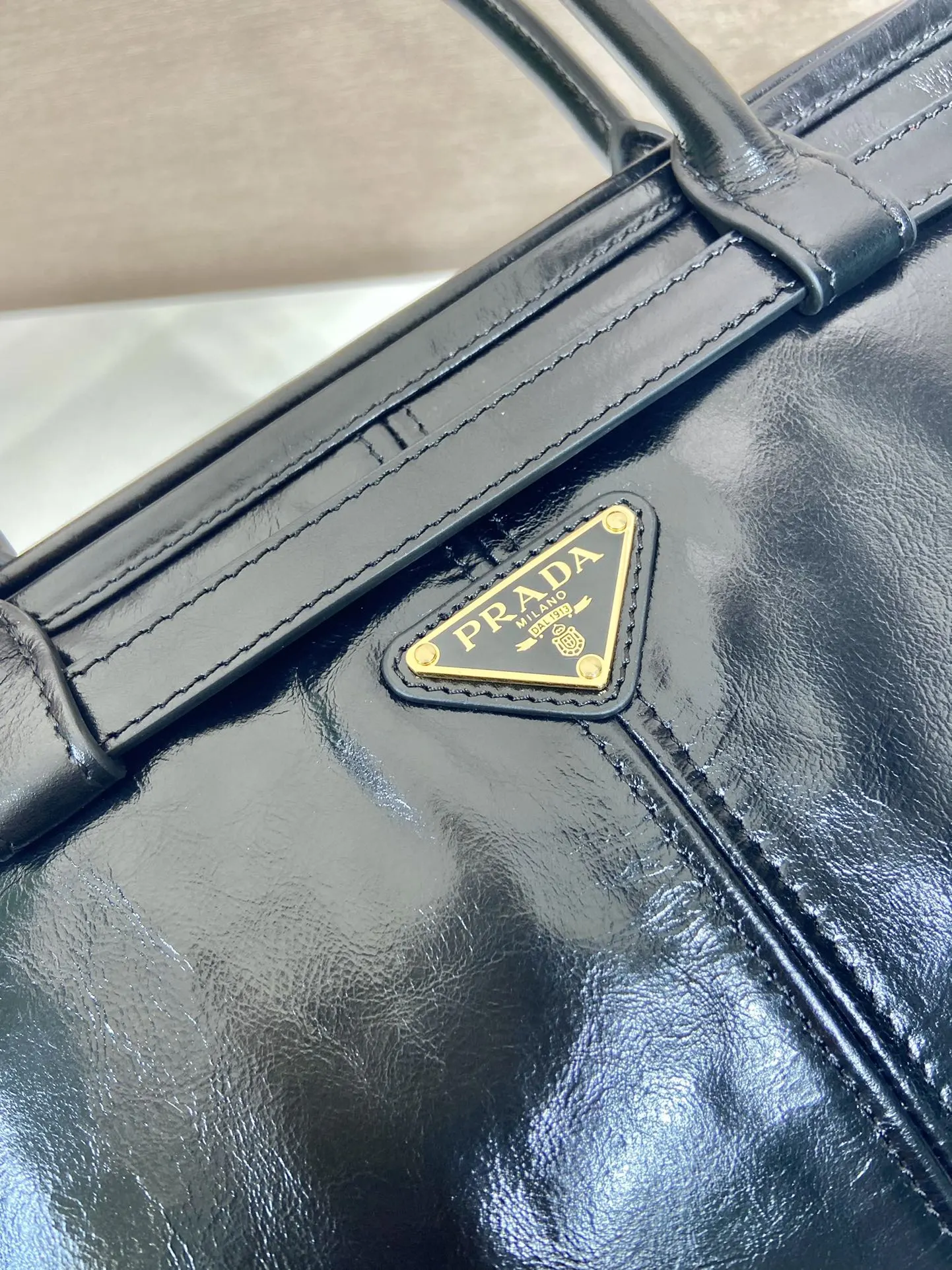 Prada 斜挎包