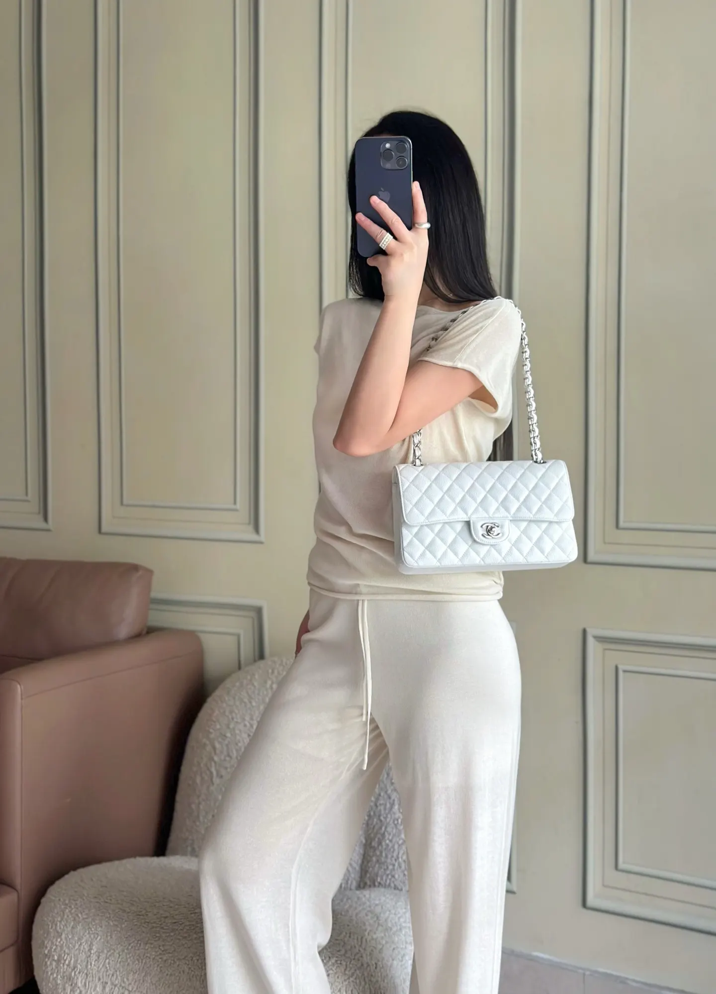 CHANEL 白色鱼子酱牛皮翻盖链条包 银扣款