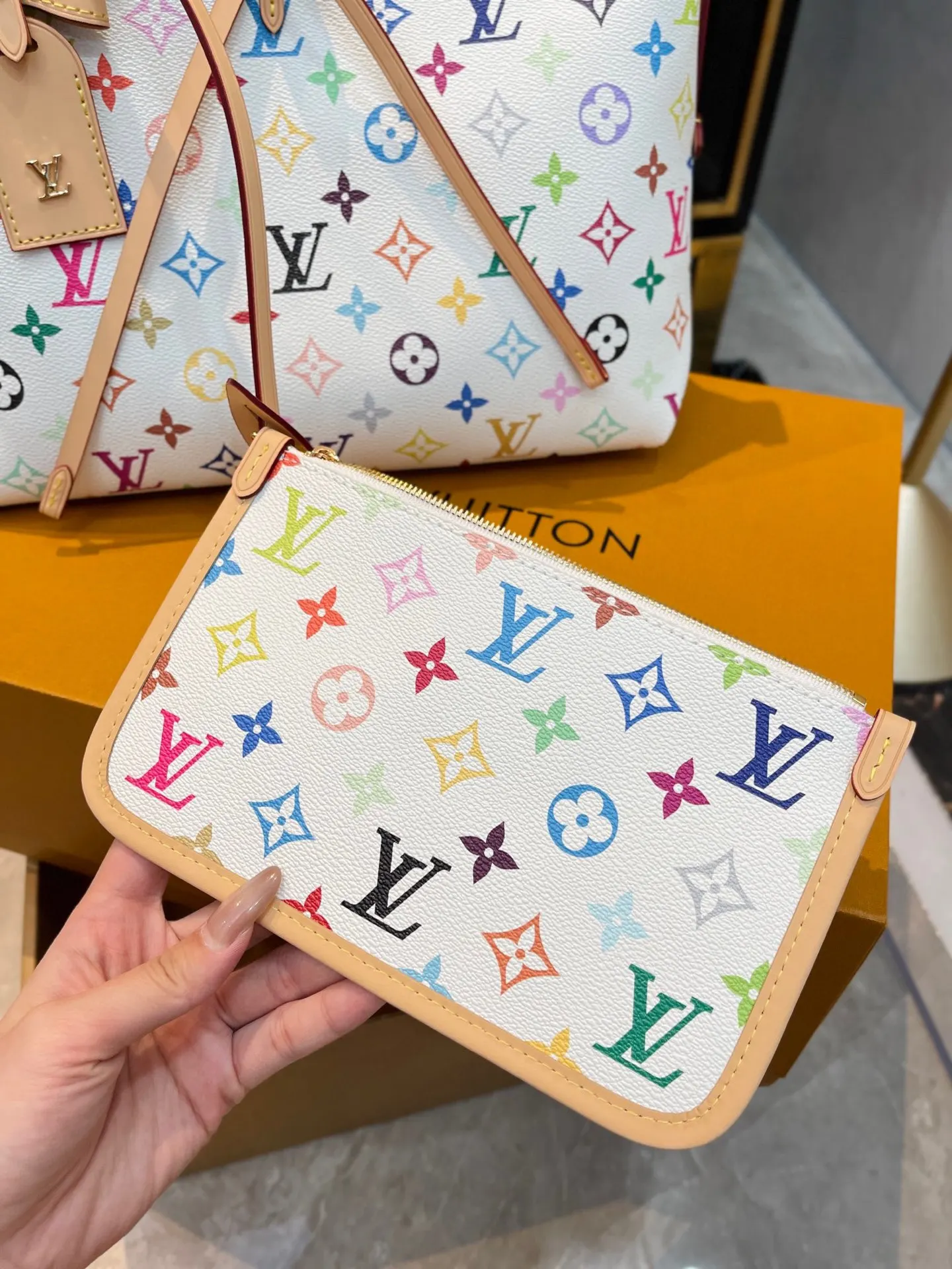 LV CarryAll 白色 金色 Mo腋下包 復古腋下背款(數字9) LV CarryAll 白色 金色 Mo腋下包 復古腋下背款(數字9)