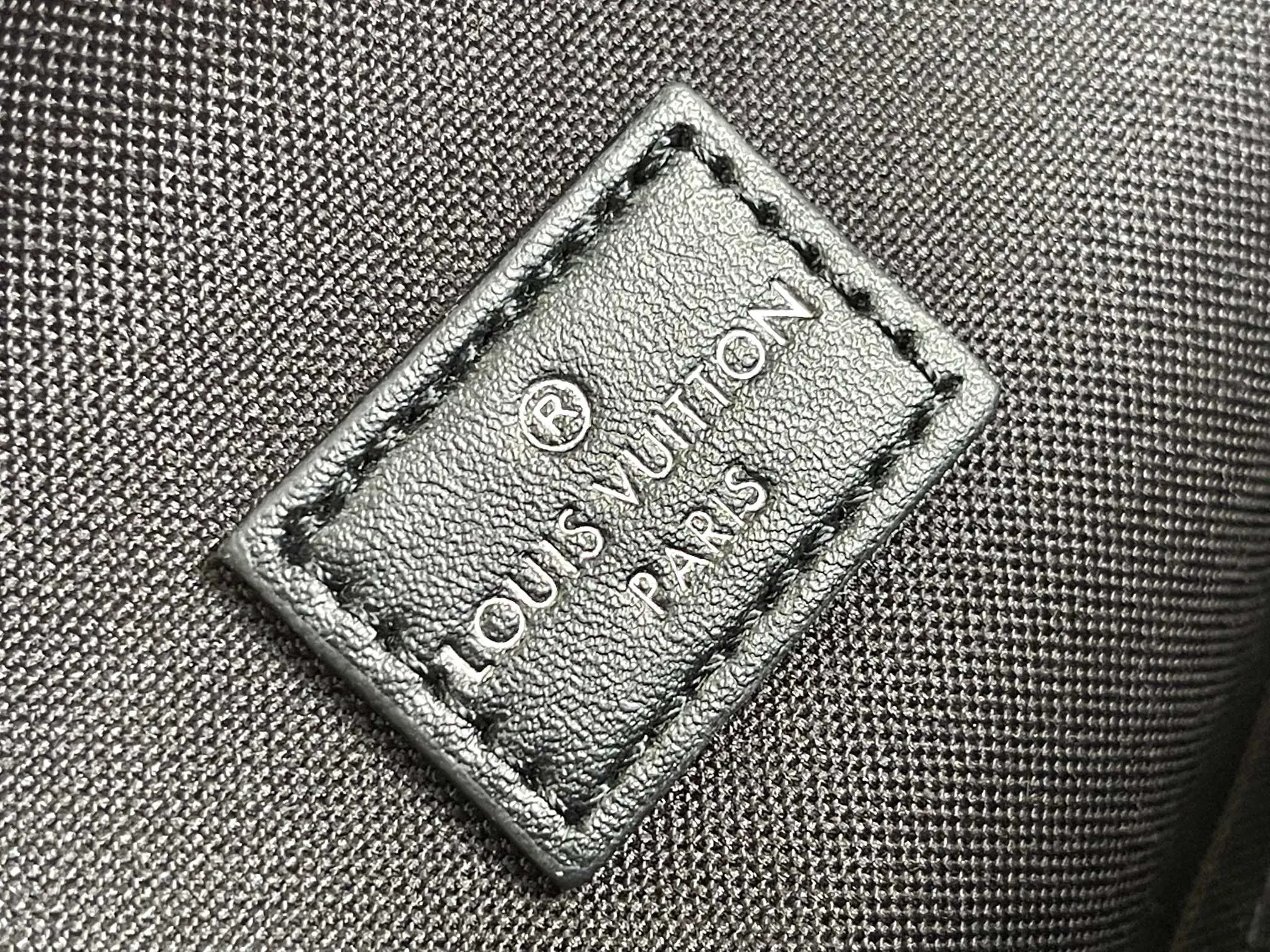 Damier 可调节肩带可通过 形环固定于左右两侧 单肩包 日常单肩背款