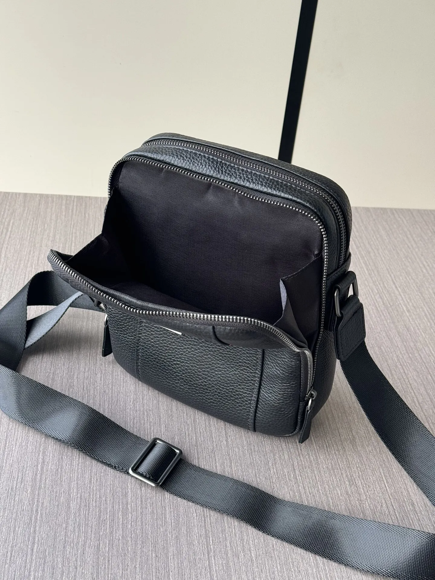 PRADA 黑色 牛皮 Logo 斜挎包 日常通勤款