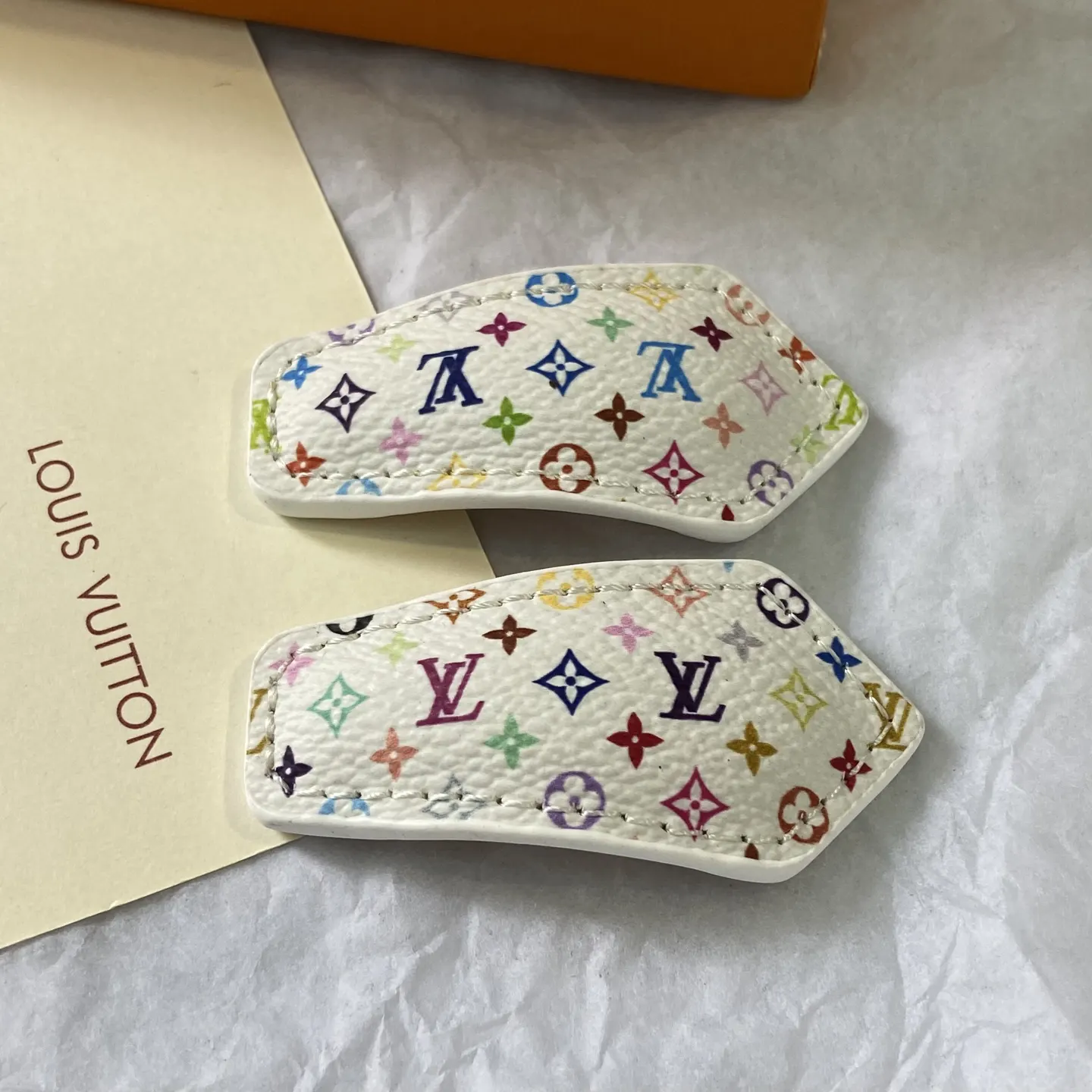 LV 白色 皮革 印花 Monogram 发夹 发饰点缀款
