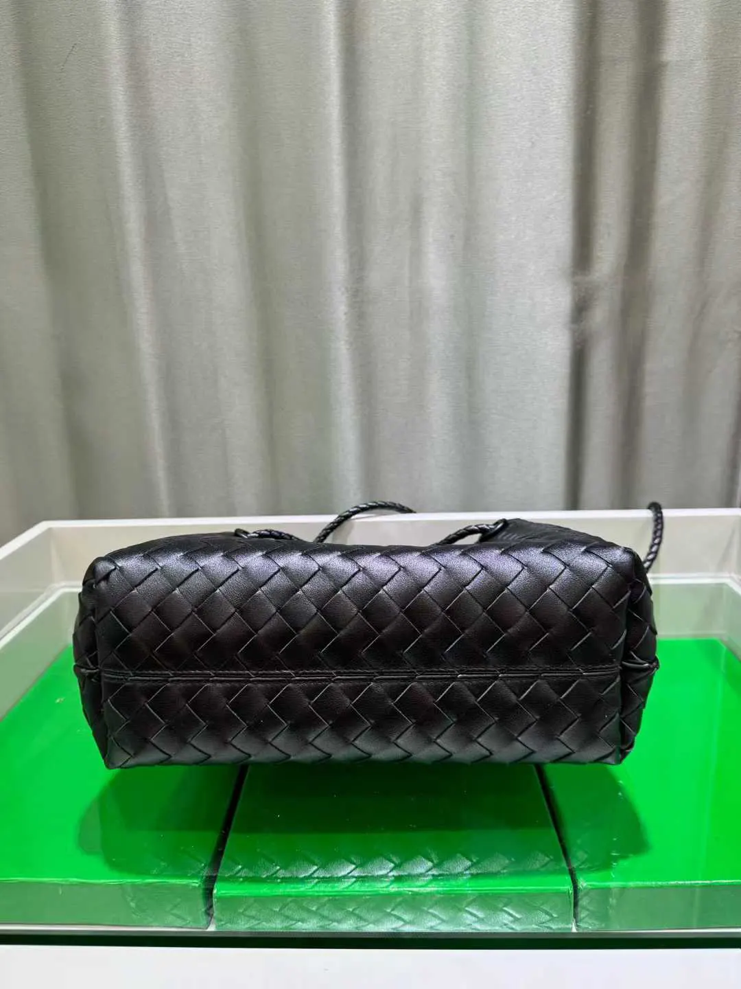 Bottega Veneta 黑色 银色 斜挎包 轻便斜挎款