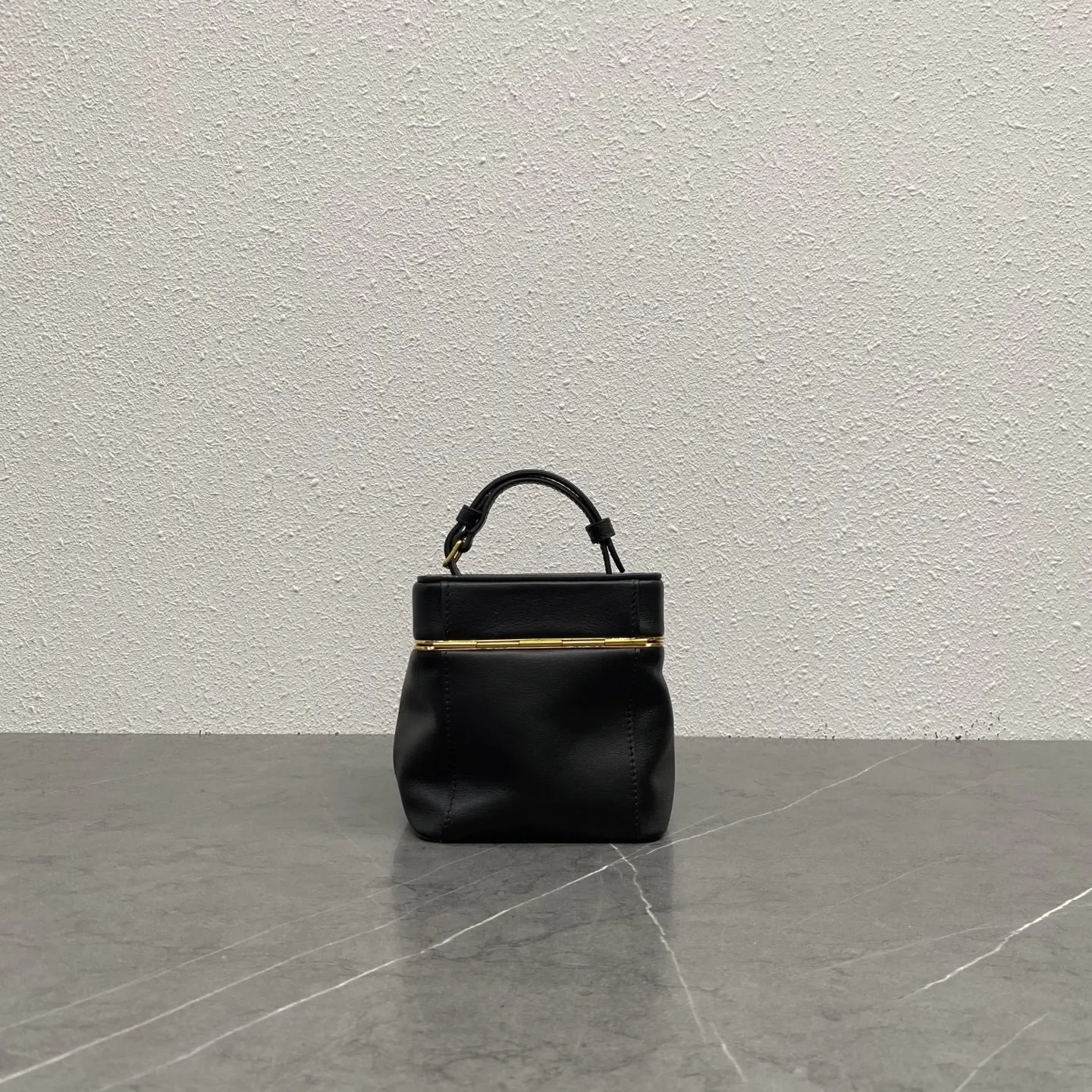 Celine Triomphe 黑色 金色 牛皮 单肩包 日常单肩背款