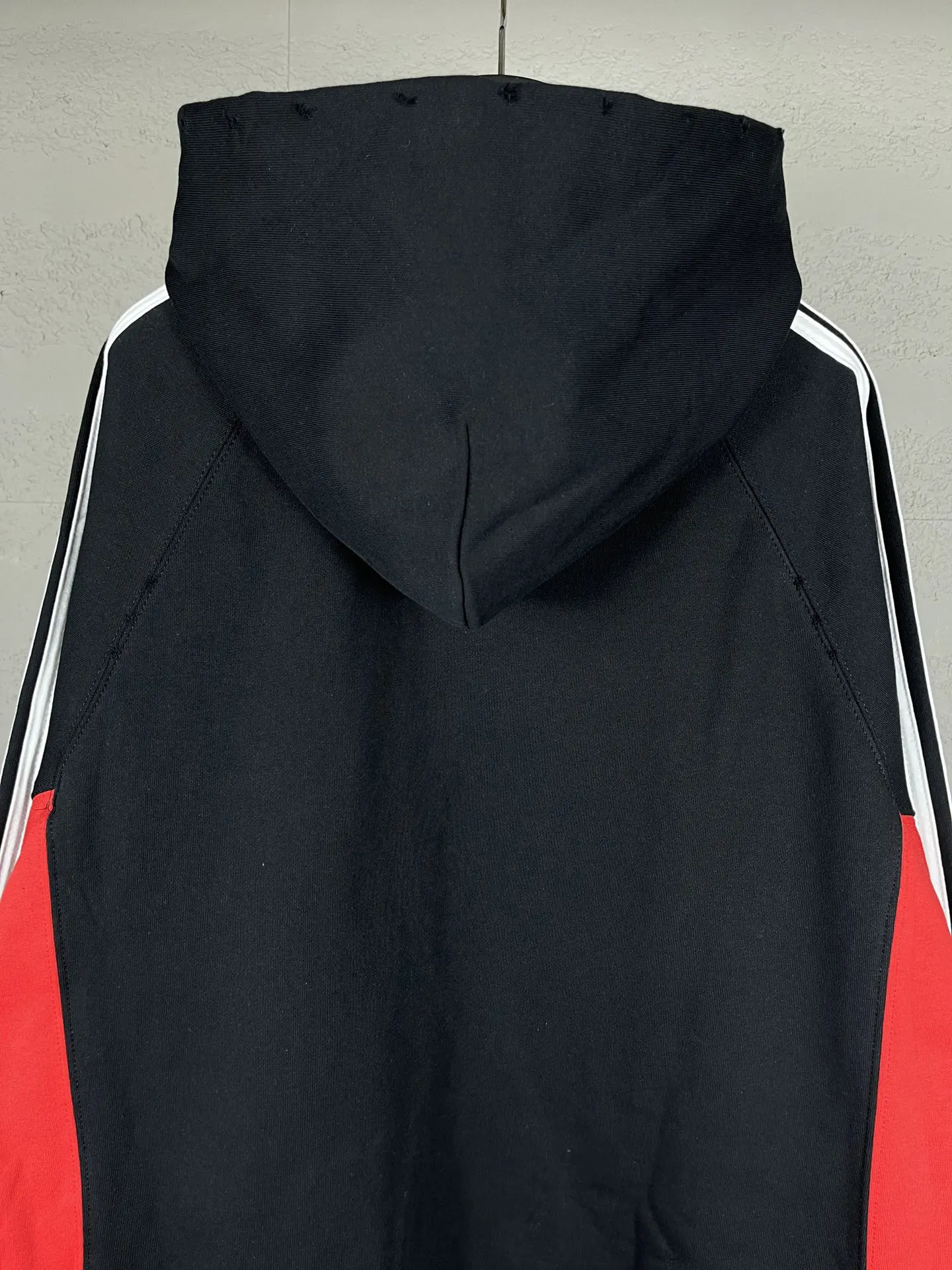 Balenciaga 联名拼色连帽卫衣 黑红