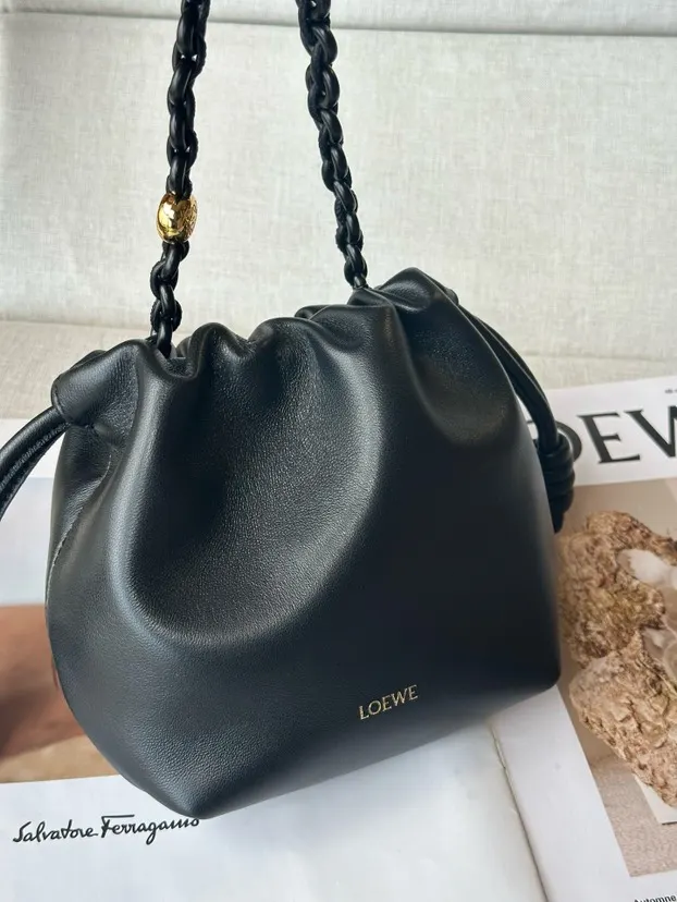 Loewe 金色 羊皮 型號 套金屬鏈條加长皮 鏈條包 精致鏈條款