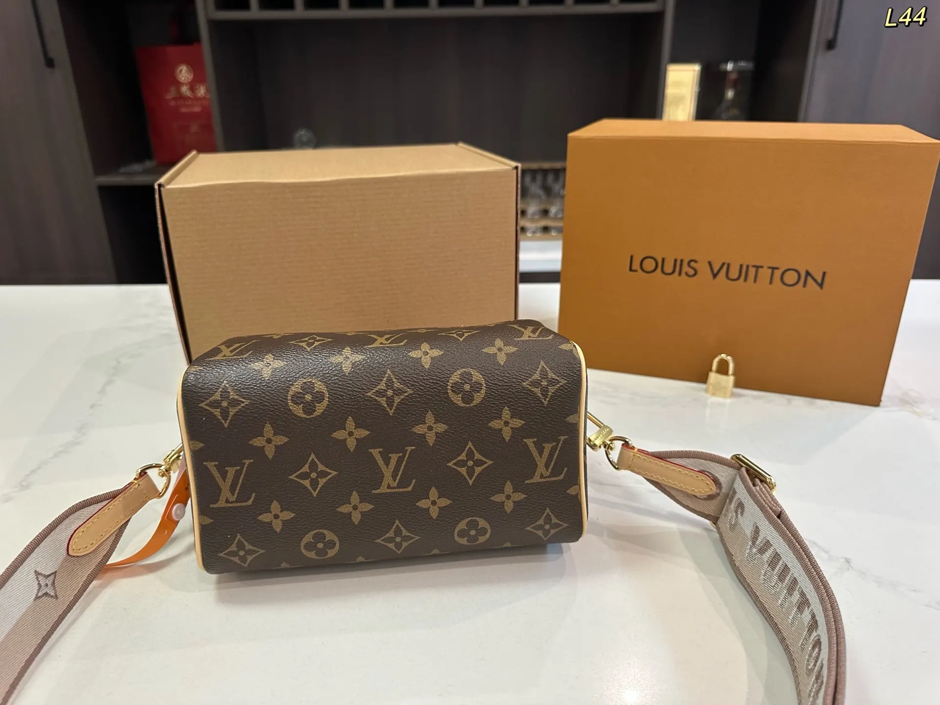 LV Speedy 老花 金色 牛皮 斜背包 輕便斜挎款(數字9) LV Speedy 老花 金色 牛皮 斜背包 輕便斜挎款(數字9)