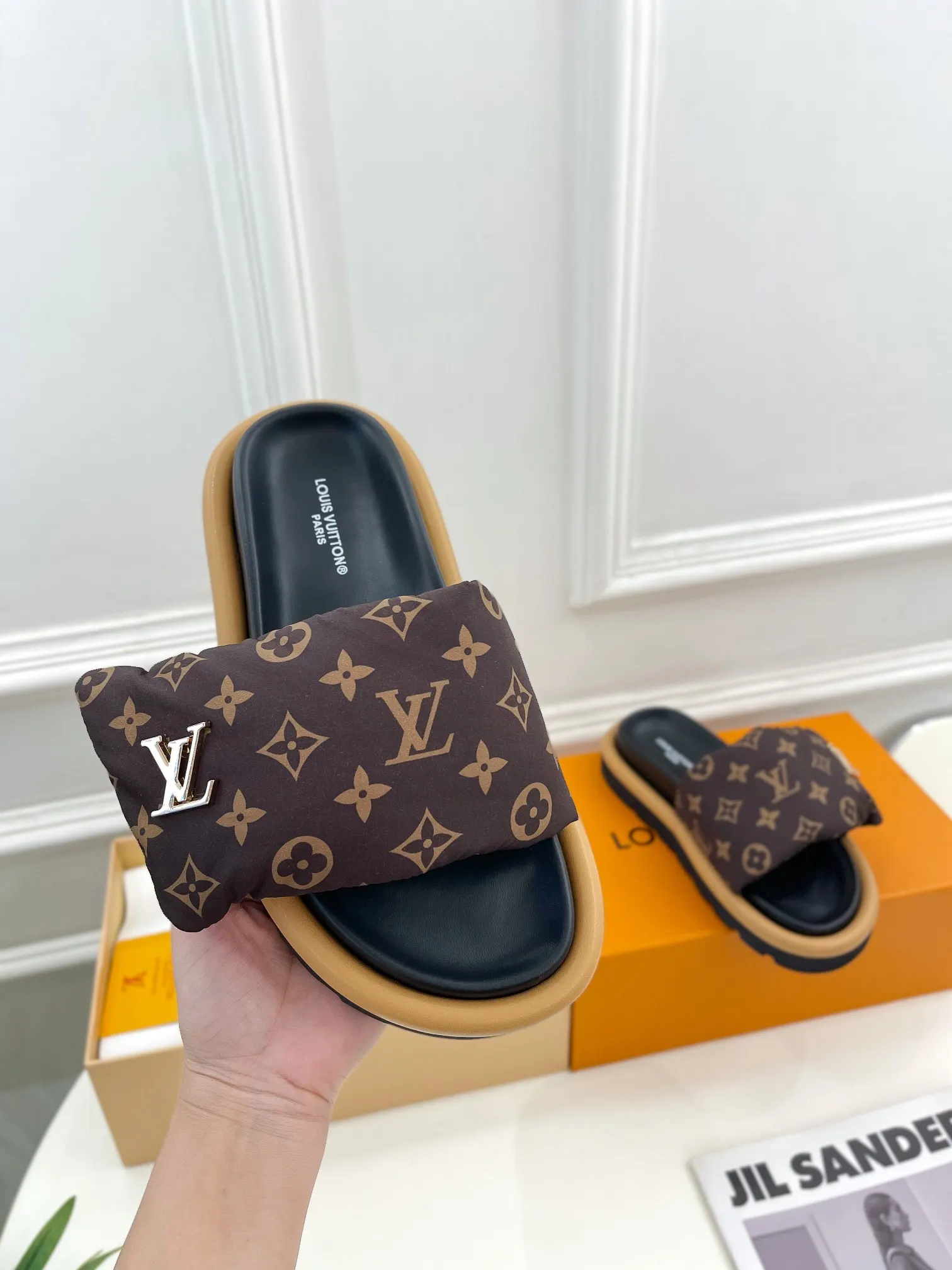 LV platform slippers, casual and versatile Image 3 LV platform slippers, casual and versatile Image 3